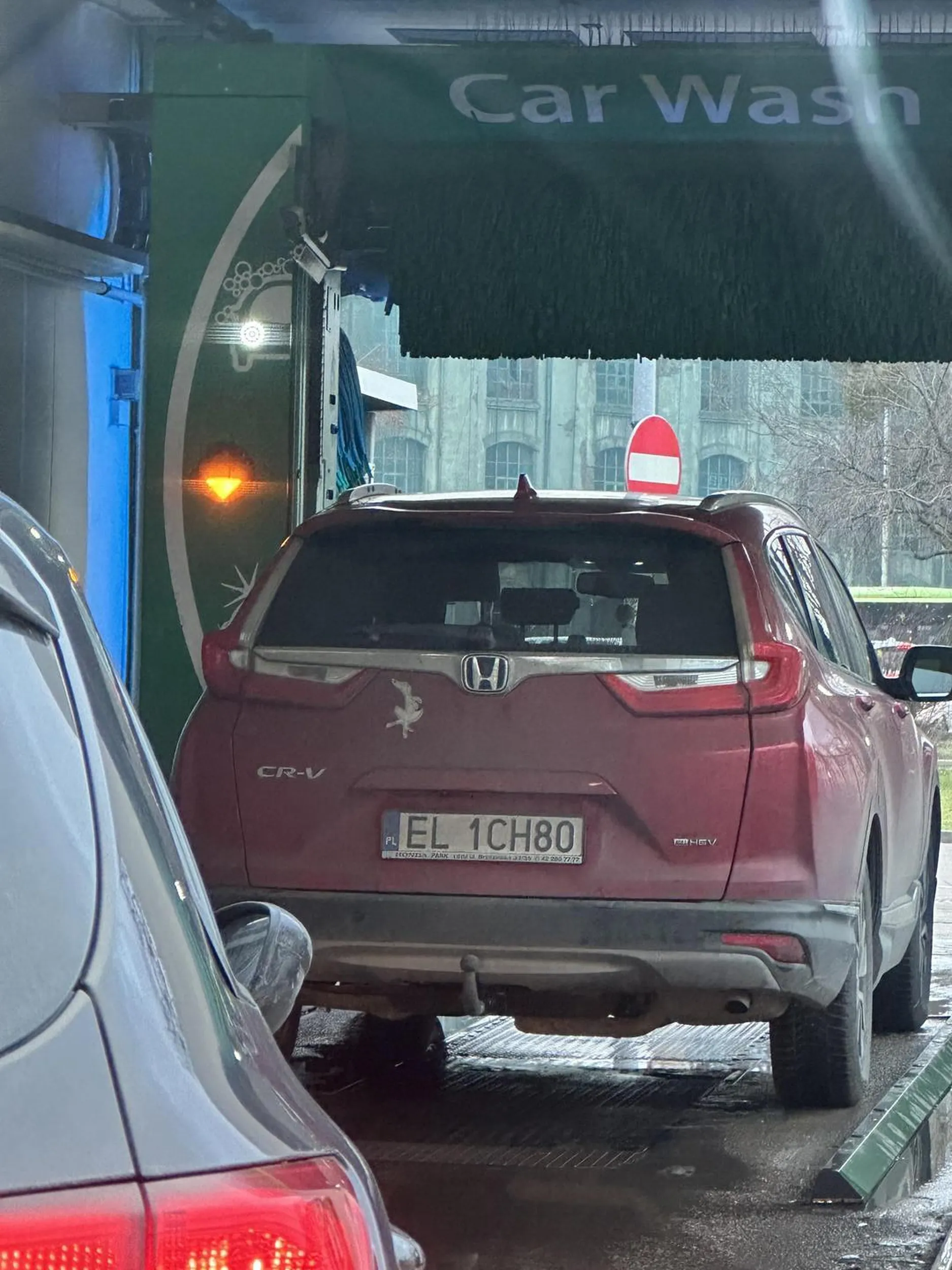 Serdecznie nie pozdrawiamy pani, która ewidentnie nie ma pojęcia co to oznacza kolejka na myjnię i pomimo zwracania uwagi i tak wepchnęła się w kolejkę. Oby karma wróciła ze zdwojoną siłą