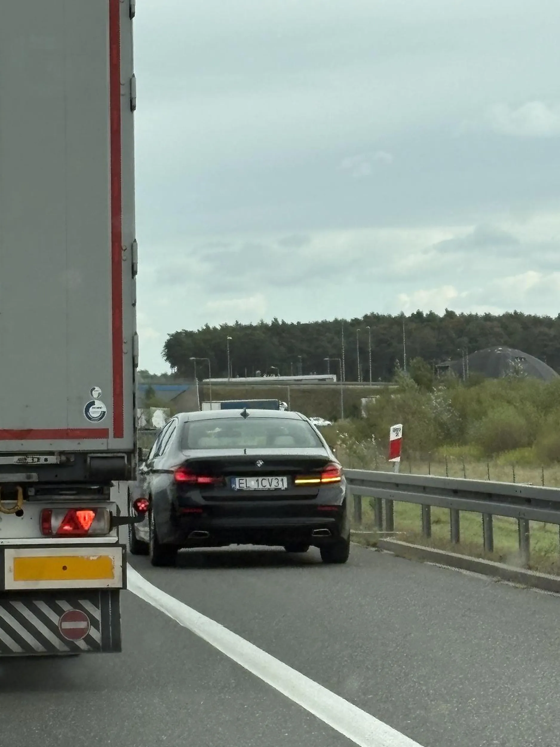 Nie ładnie tak pasem awaryjnym. Nu, nu, nu!