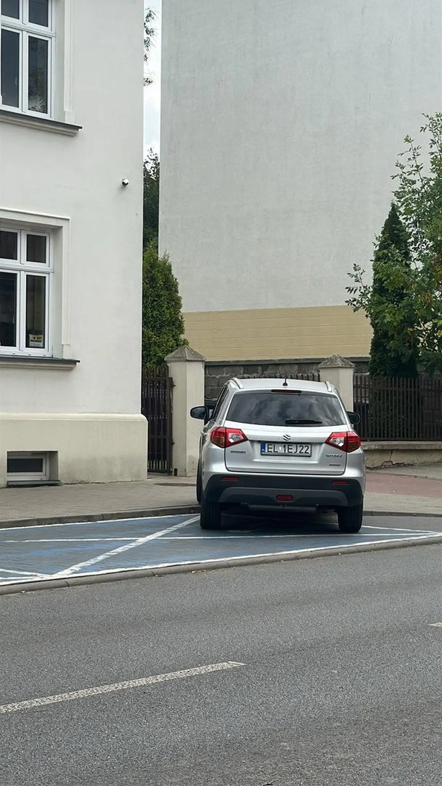 parking 50 metrow dalej