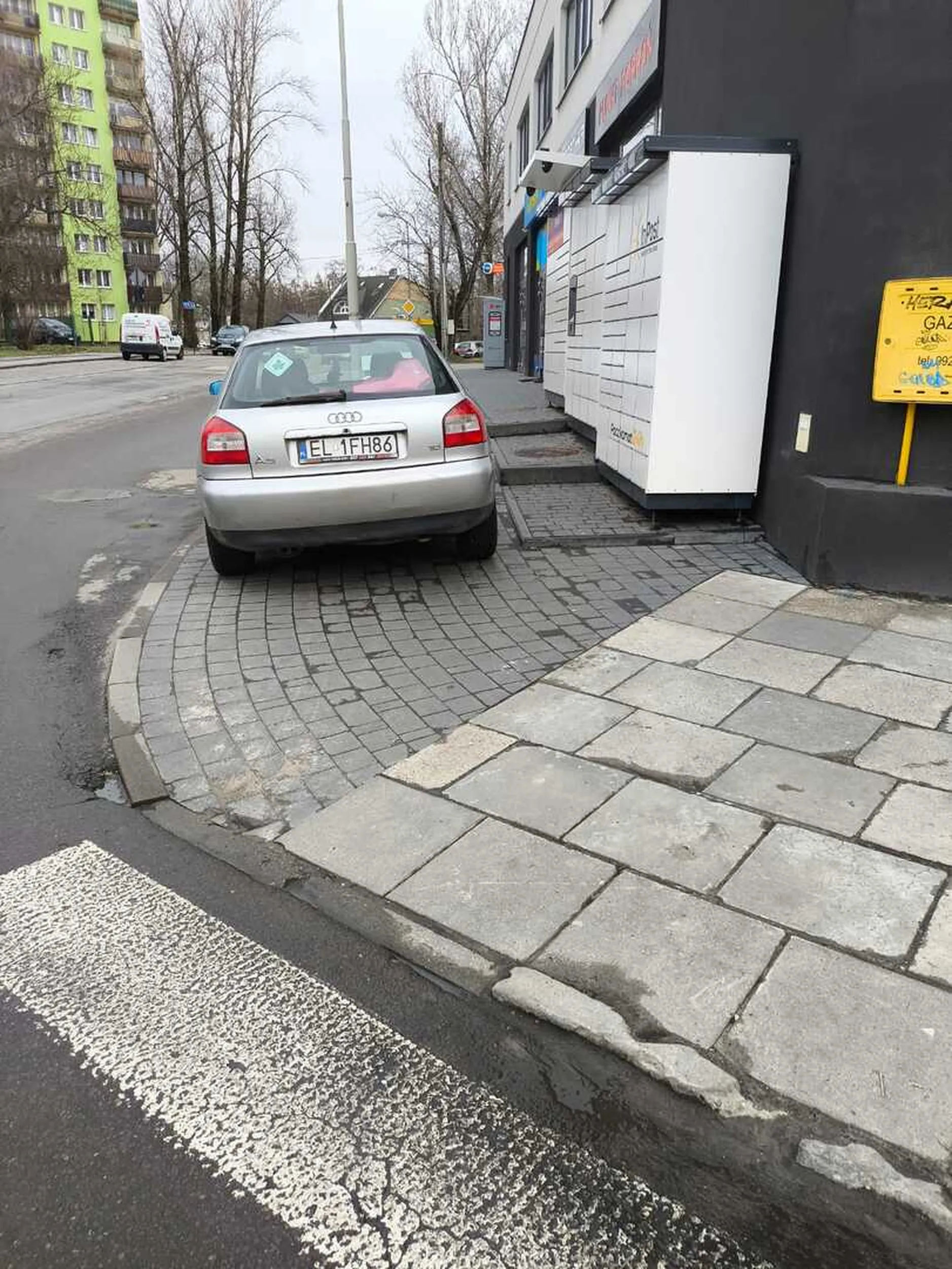 Baran zastawia większość chodnika. Pieszym zostaje chodzenie po schodach, które inpost ułożył pod paczkomat.