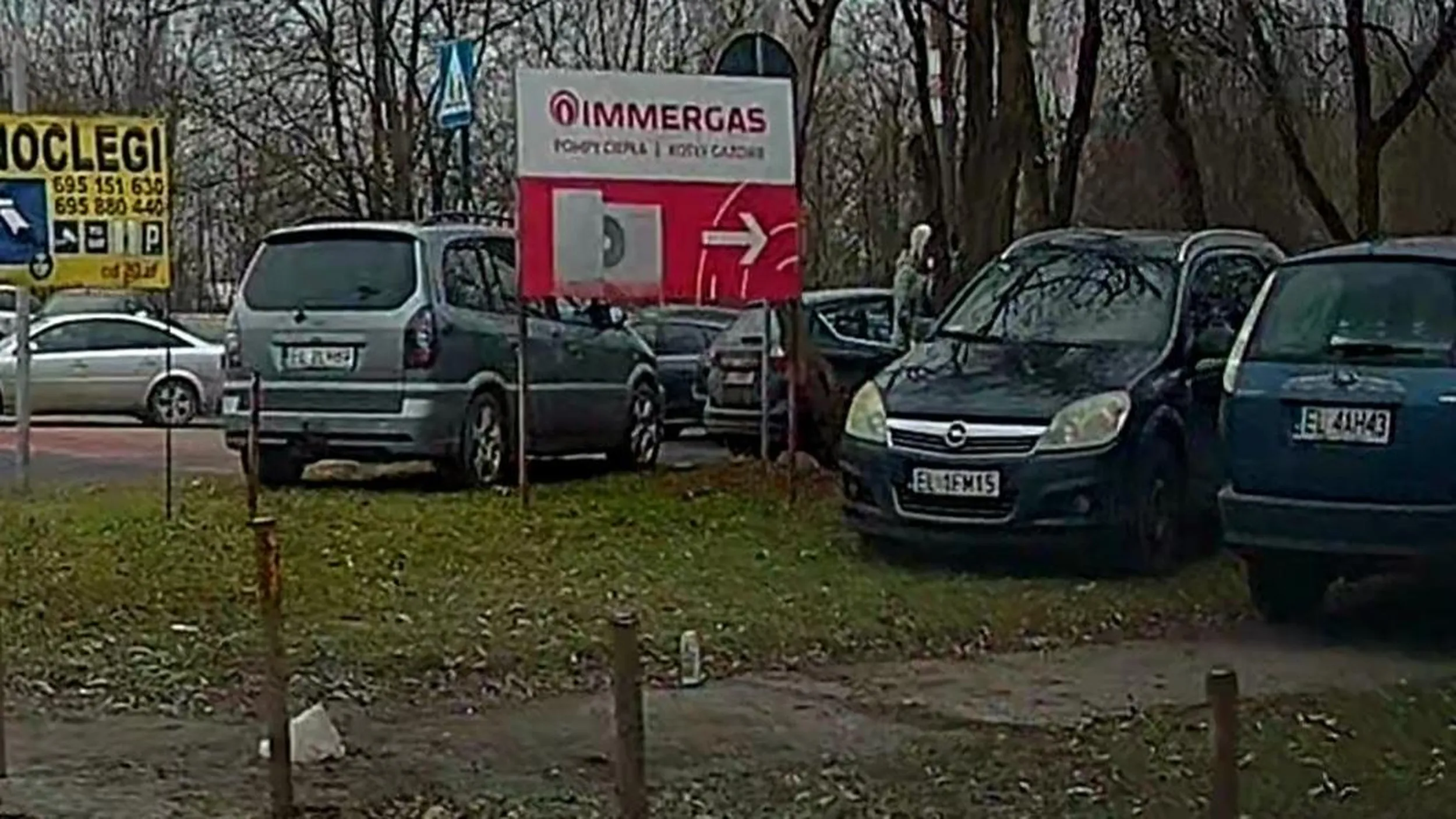 Rozjeżdża trawniki we własnym mieście