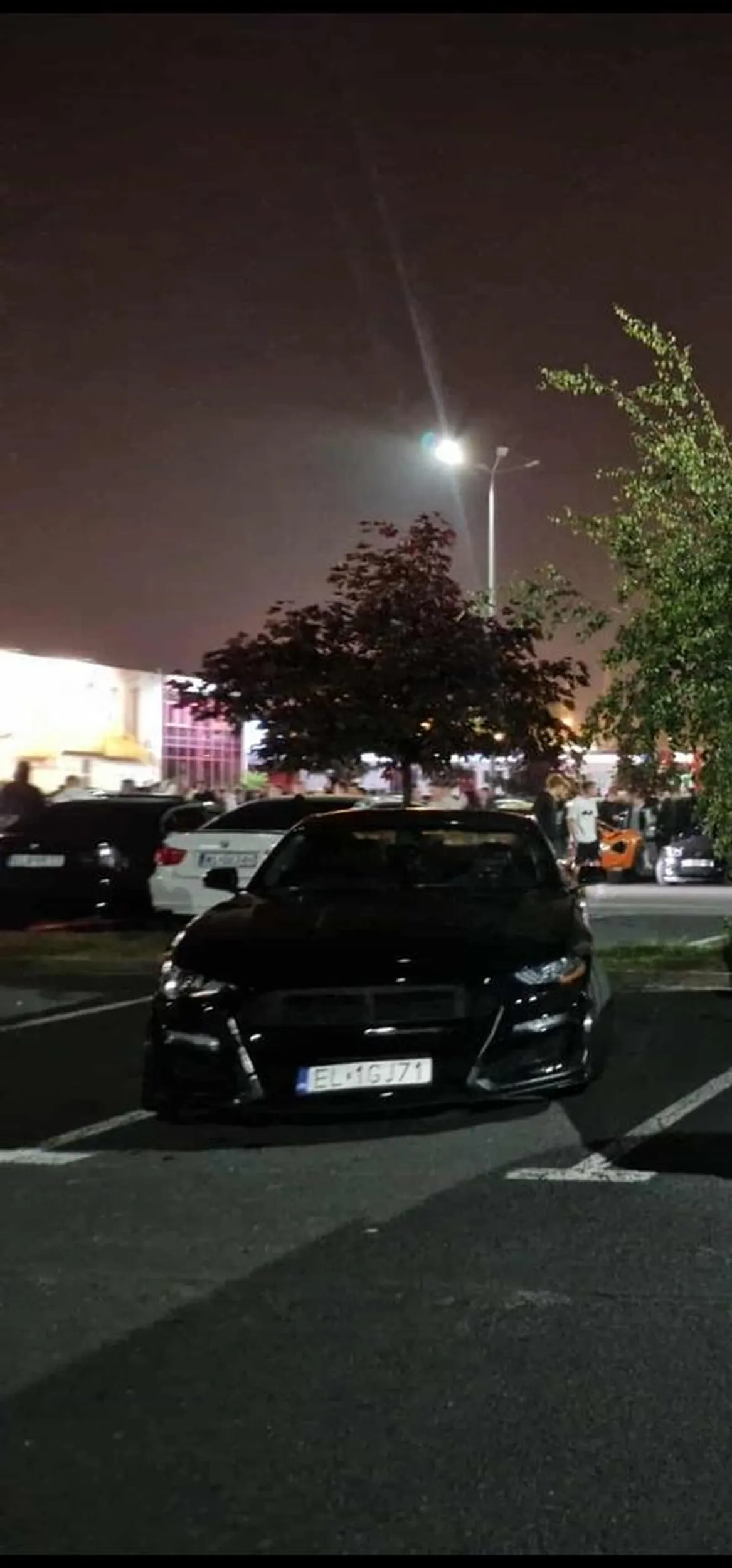 Weź naucz się jeździć bo stwarzasz zagrożenie swoją jazdę gorszą jak emeryt. Ja wiem że to były czarne bydle może dużo palić najwyżej sobie na gaz na przerób ale dodaj troche.predkosci to tego zataczania się na drodze. W dodatku naucz się parkować