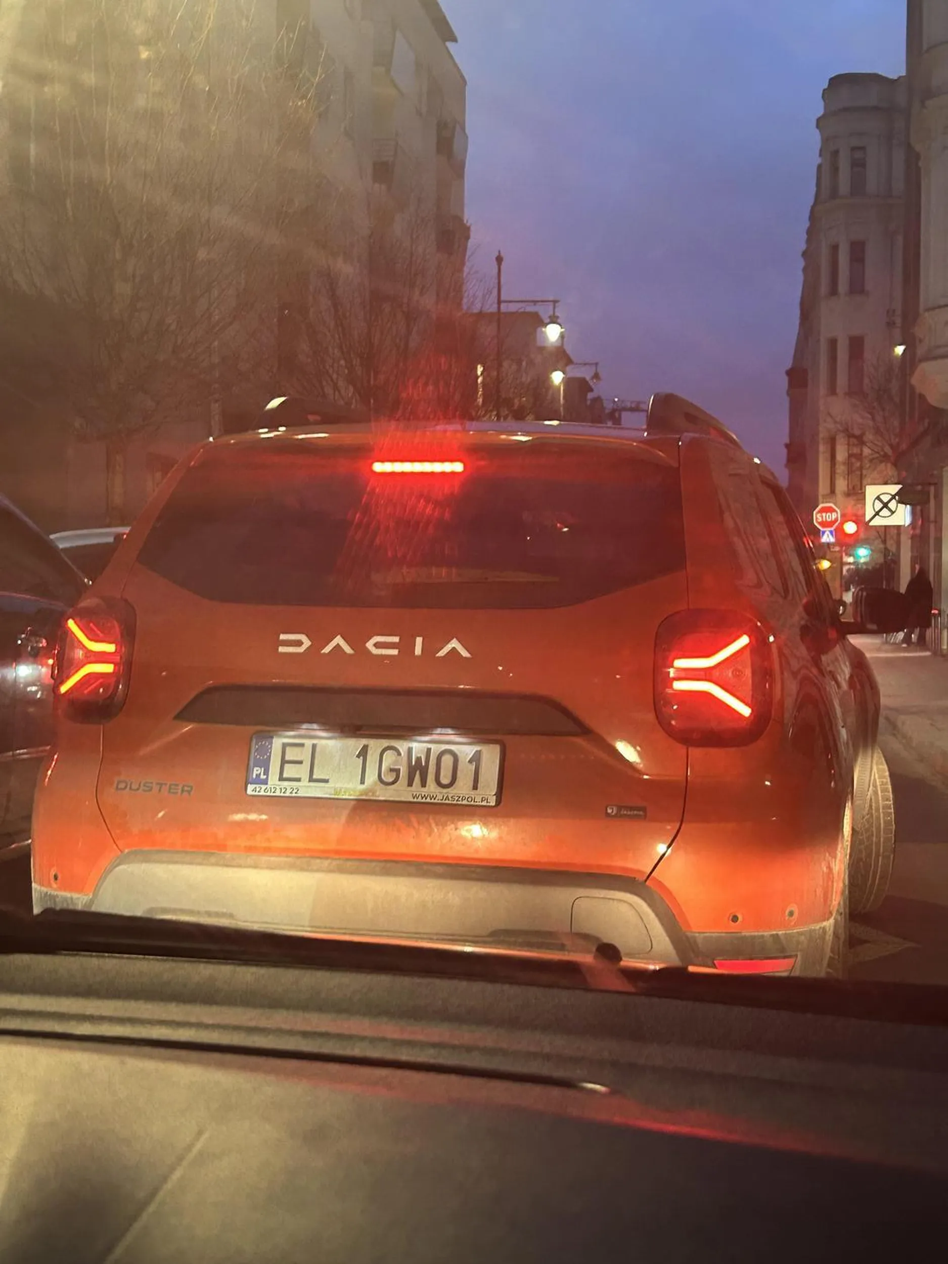 Wpieprza się na chama na sąsiadujący pas, wymusza.