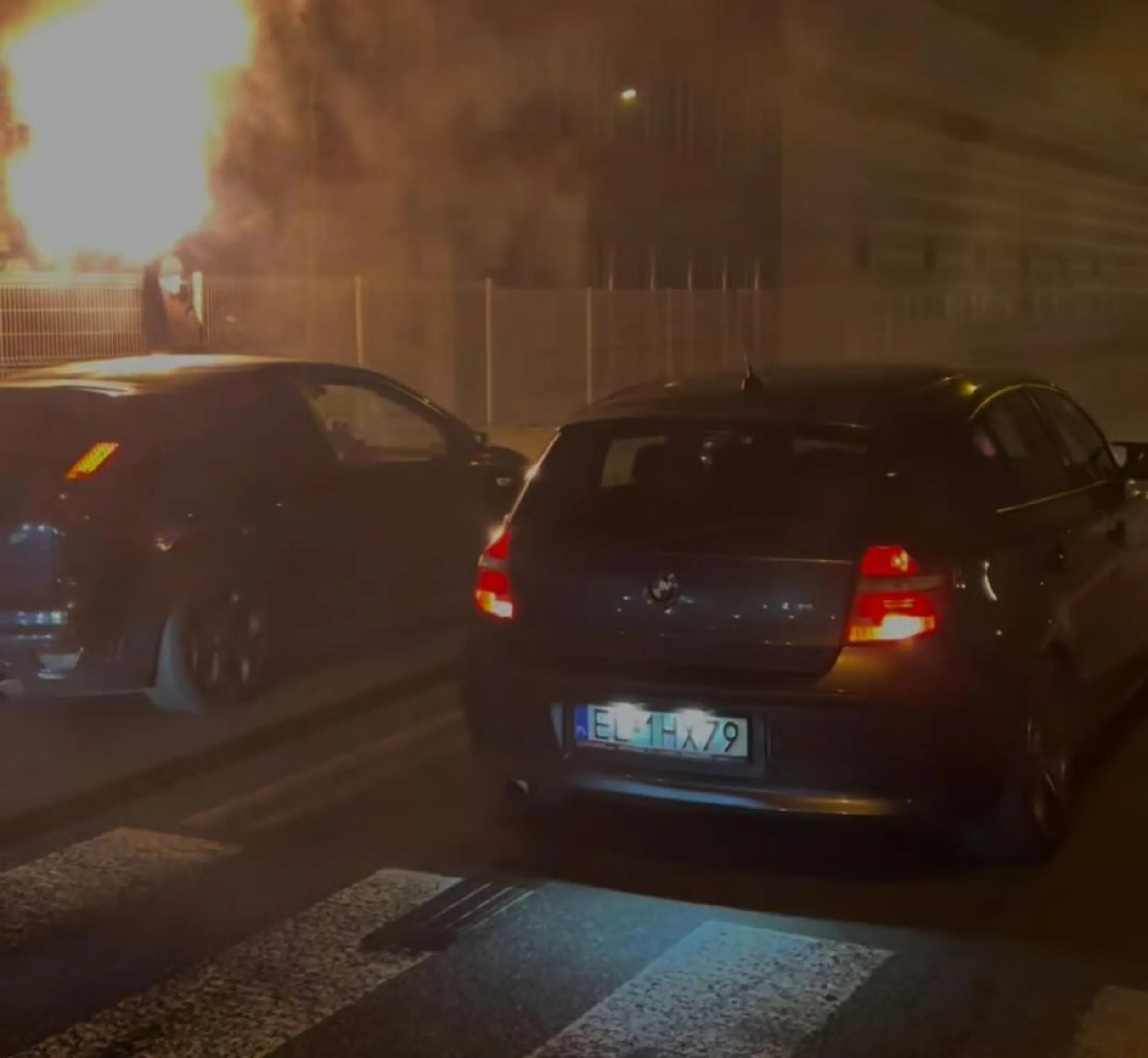 Kierowca bierze udział w nielegalnych wyścigach drogowych w Łodzi.