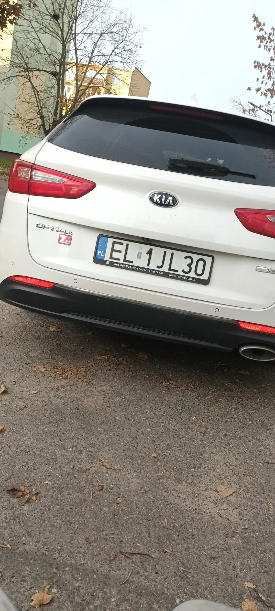 Kretynie naucz się parkować pod blokiem a nie zajmujesz miejsce dla większych aut którzy ludzie tu mieszkają, i jebnij się w łeb.