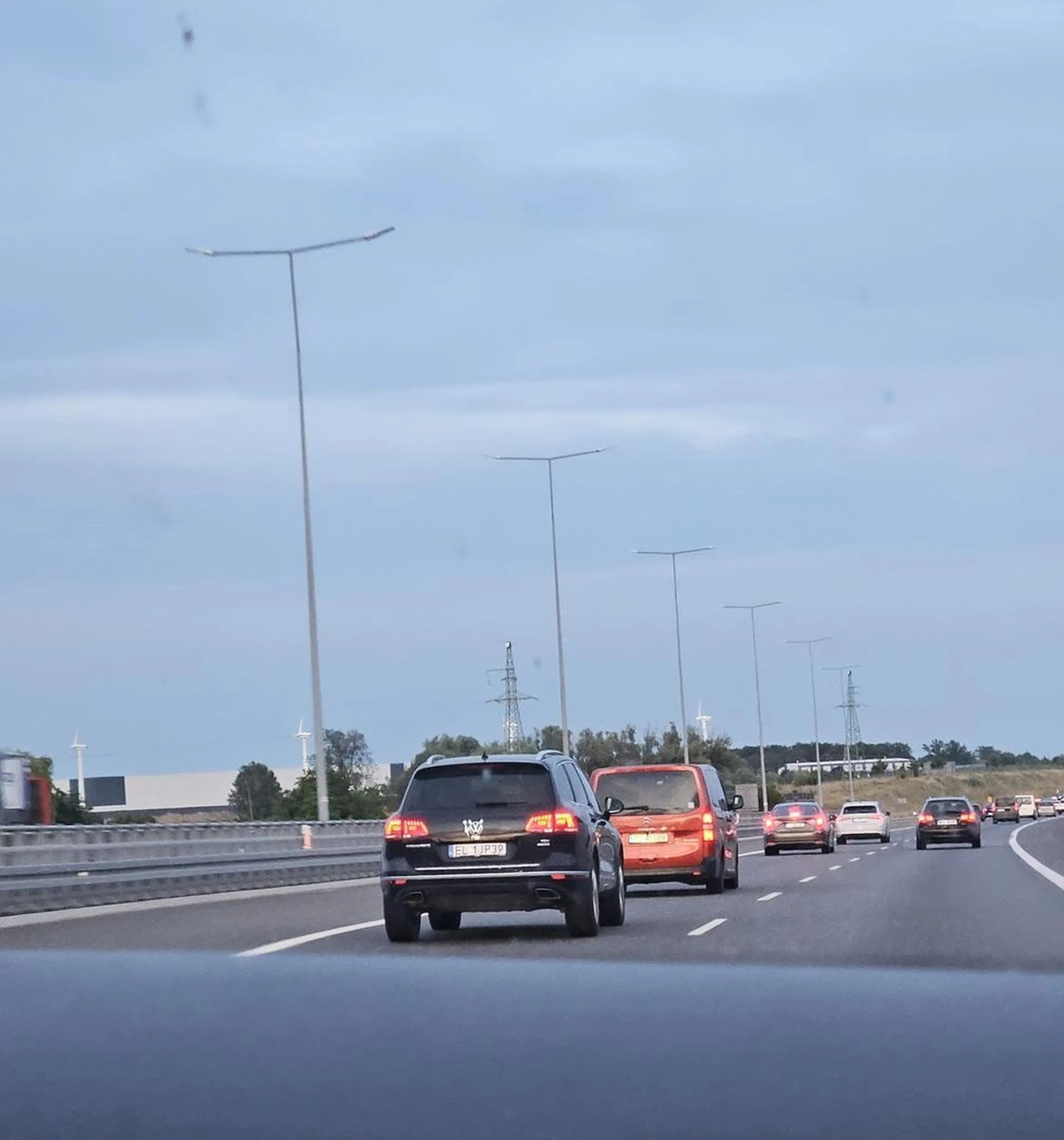 Głąb z wieśwagena jeździ innym na dupie, potem zdziwienie, św korki