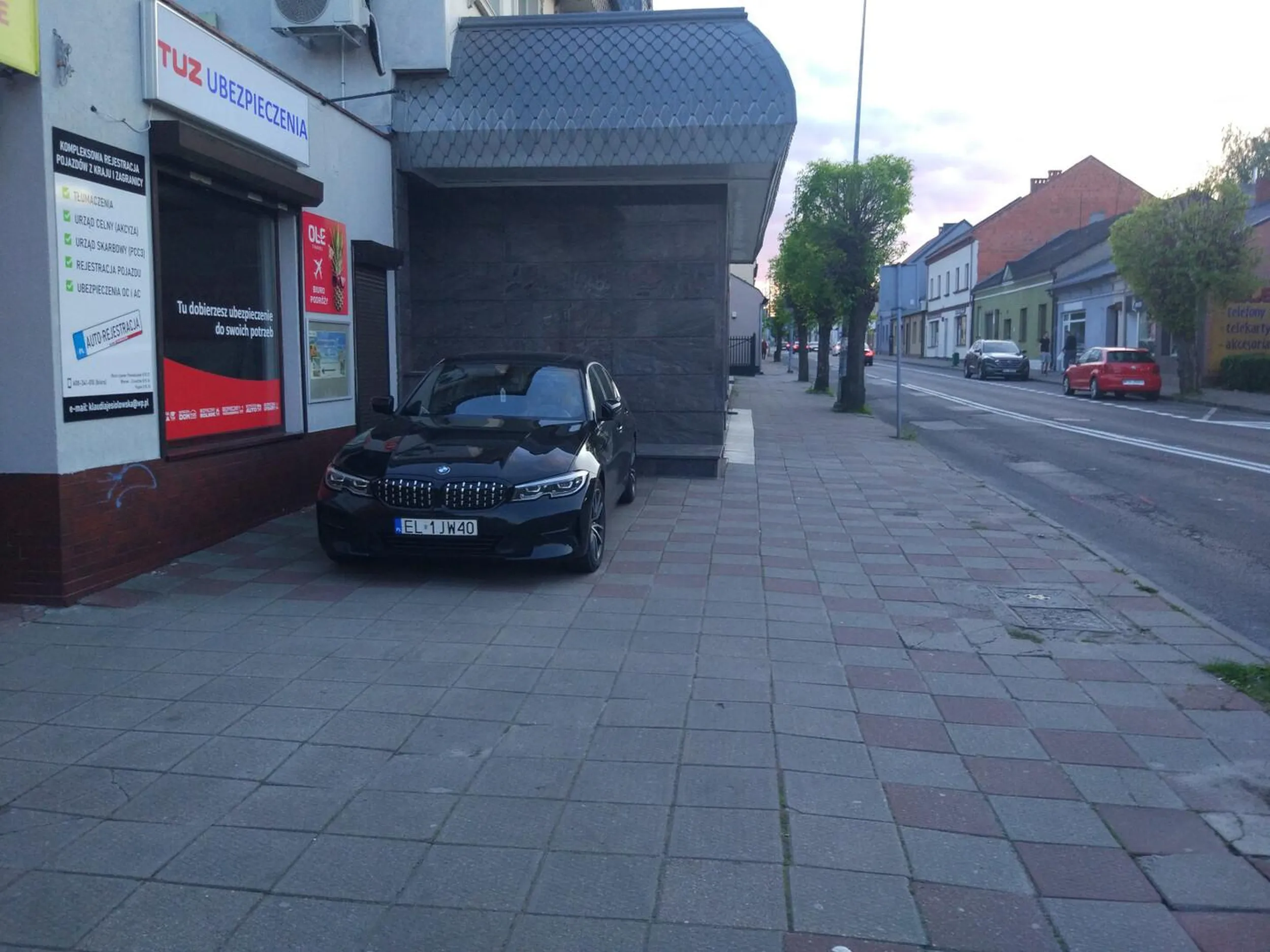 Jeździ i parkuje na chodniku