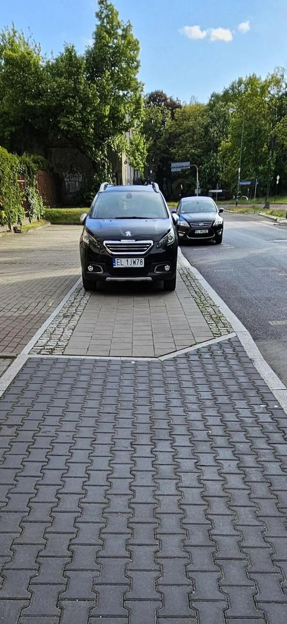 Po co płacić za parking jak plebs skoro można po prostu stanąć na chodniku.