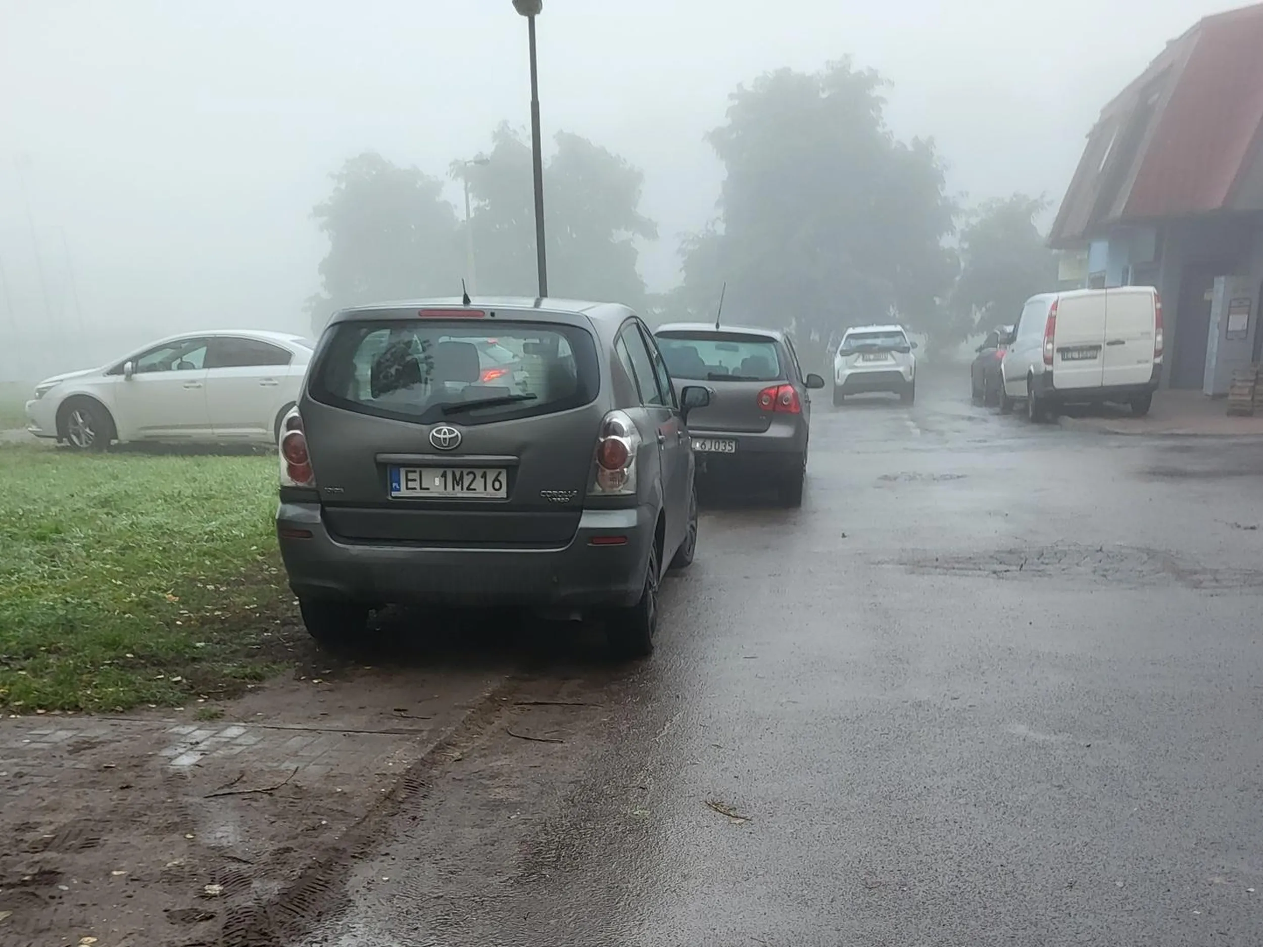 Dziękujemy za niszczenie trawnika na naszym osiedlu