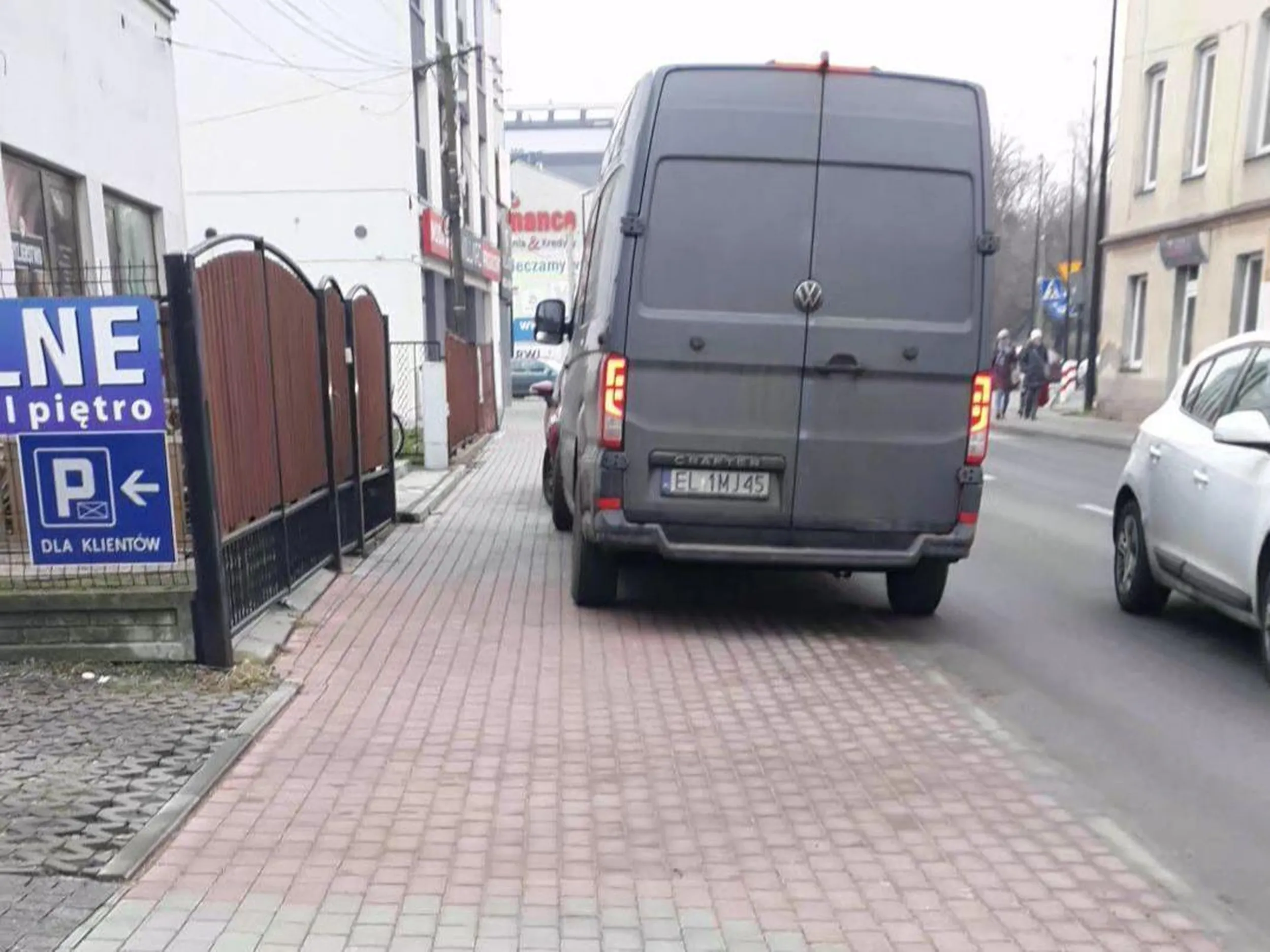 Parkowanie na chodniku, DMC powyżej 2,5T, nawet nie zostawił 1m dla pieszych, do tego parkowanie po lewej stronie drogi pod prąd.