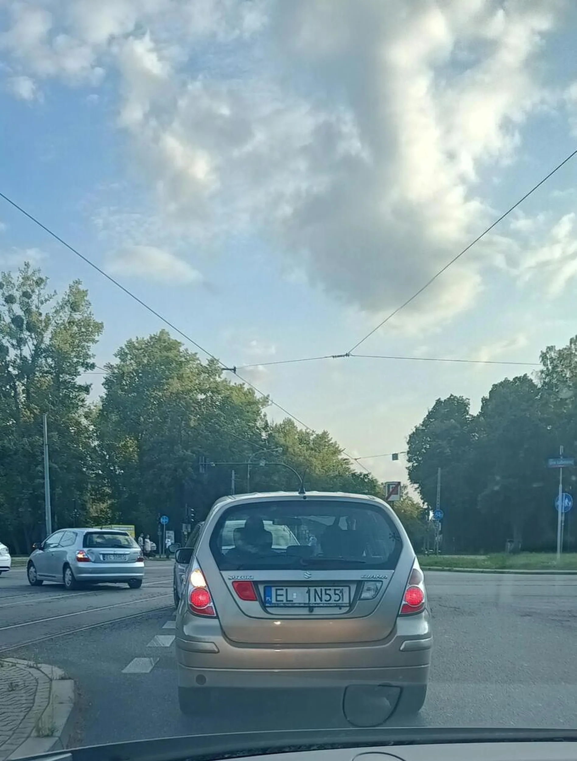 Uwaga na tego kierowcę! Jechał z dużą prędkością mijając samochody na Włókniarzy. Tak pałowany ,że zaraz by silnik wypadł z tej padliny