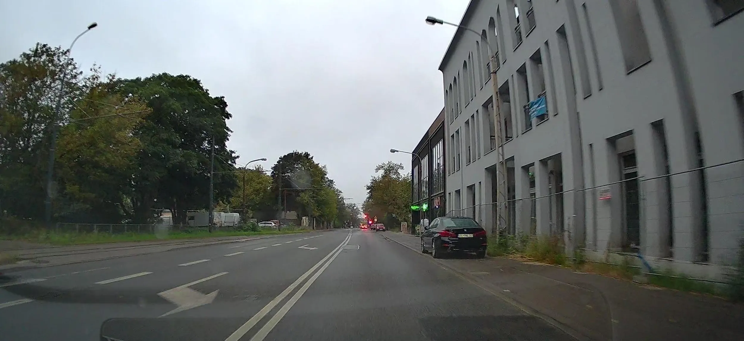 ile to tego chodnika trzeba zostawić dla pieszych ? 15 cm ? bo tu to nawet tyle nie ma