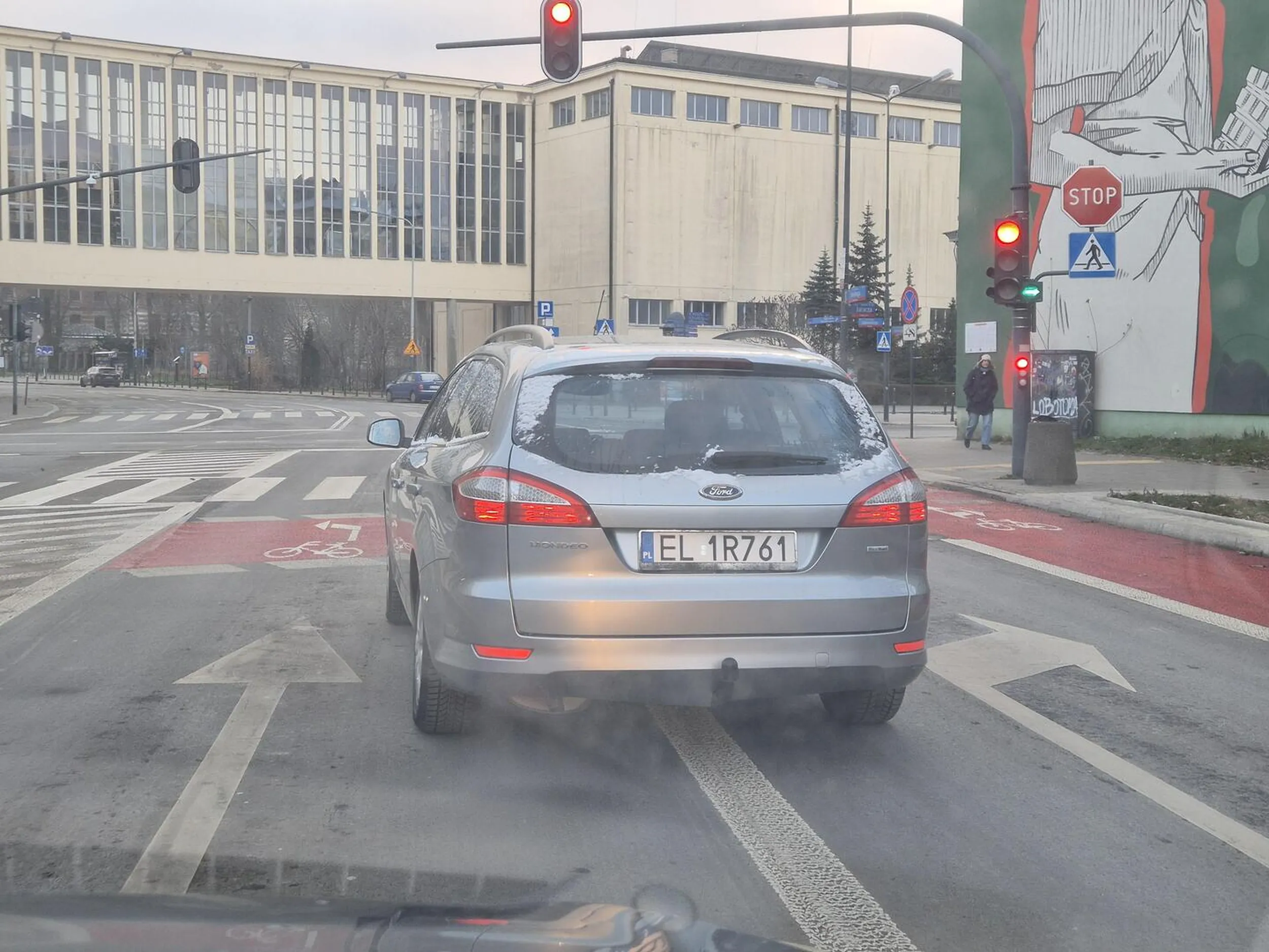 najlepiej jechac srodkiem ulicy blokujac oba pasy, pozniej na zielonej strzalce oczywiscie sie kolega nie zatrzymal. nie pozdrawiam