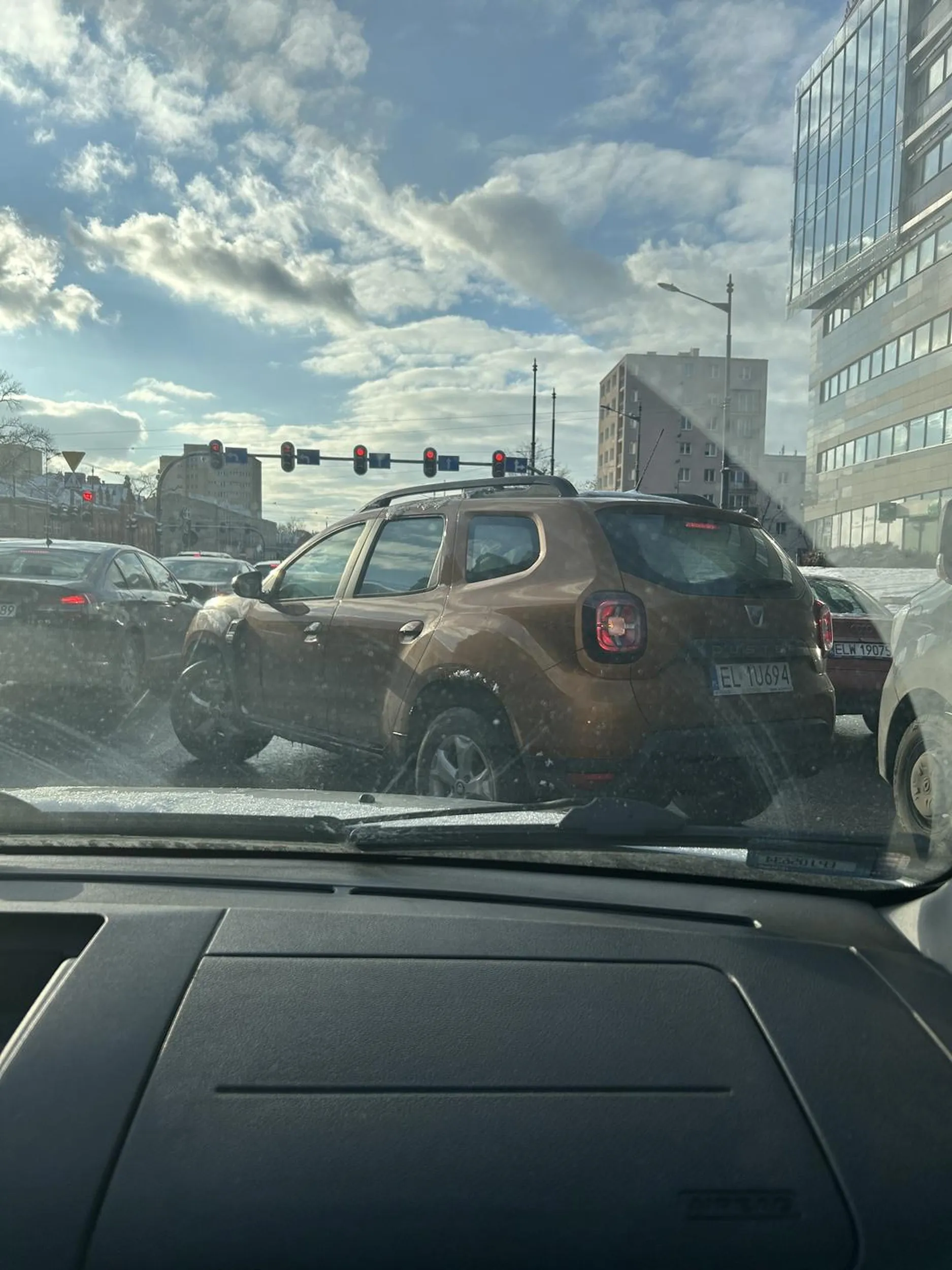 Pan zmienia pasy z jednego końca jezdni do drugiego na raz, zajeżdża drogę i przejeżdża na czerwonym świetle