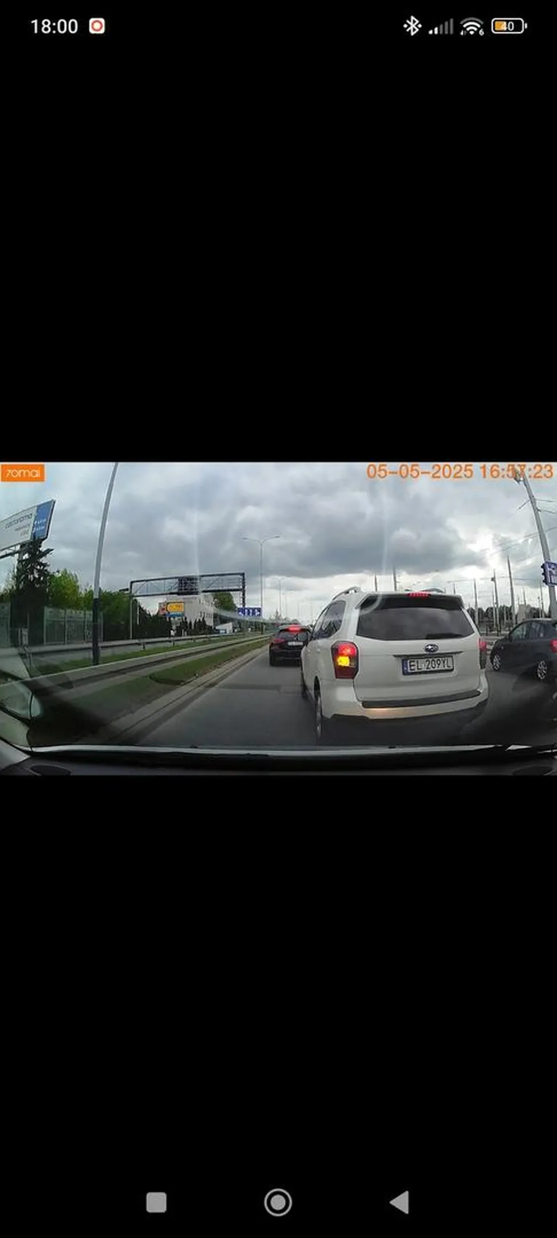 Oglądaj od 0:24 Link do filmu https://megawrzuta.pl/b1p0xejq Jechałem z żoną i 7 miesięcznym dzieckiem od lekarza. Oczywiście musiał się jegomość znaleźć gdzie się wpychał i gdybym nie zachamowal ty by była kolizja. Mam nadzieję, że dostaniesz za to mandat, bo będzie wysłane nagranie na komisariat. Na samym końcu zjechał z s-8 w stronę Pabianic i jeszcze pokazywał, że ja jestem głupi.