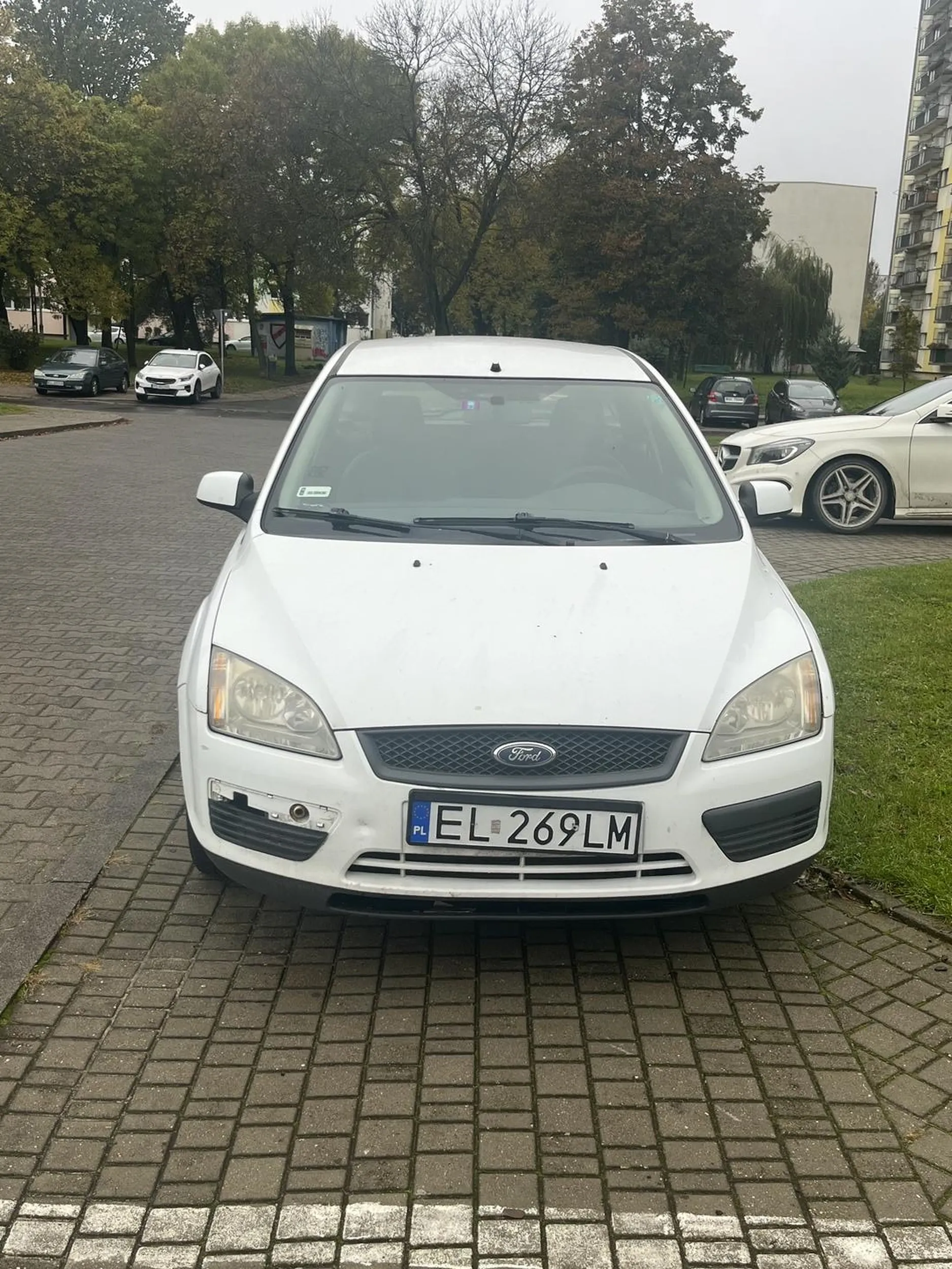 Cały chodnik zastawiony