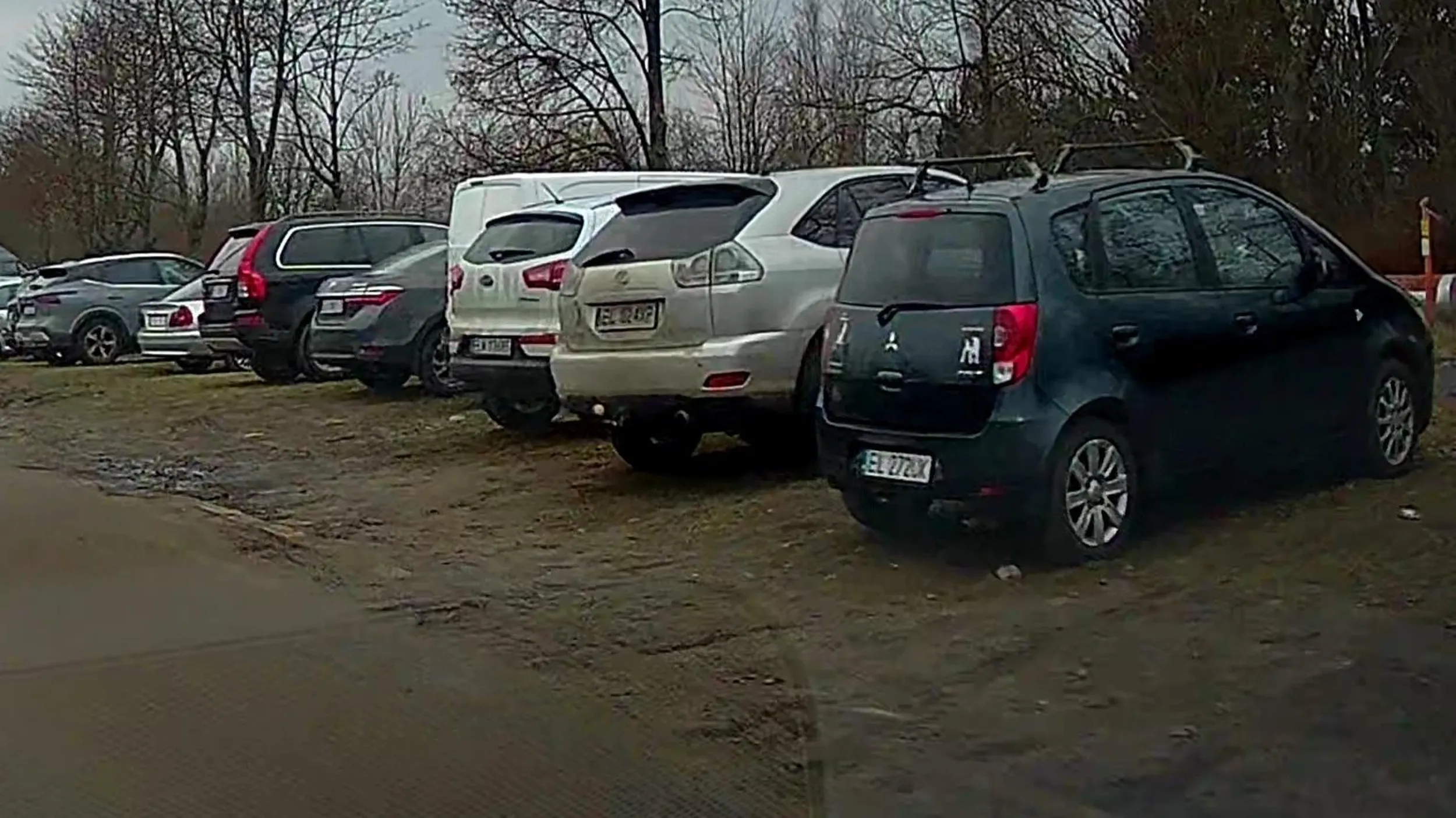 Rozjeżdża trawniki we własnym mieście