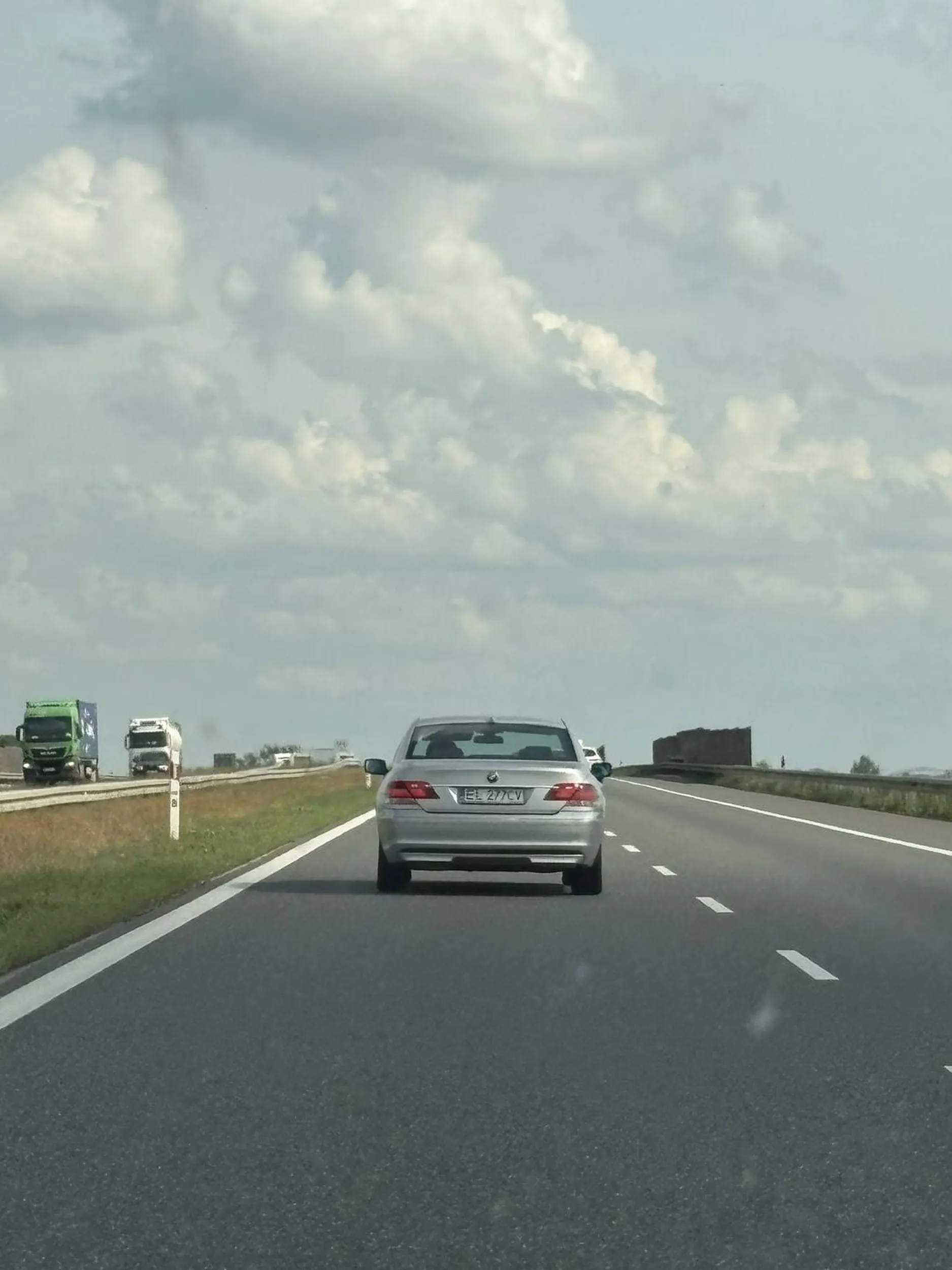 dziwny kierowca bmw, na autostradzie jechał równo ze mną, nie pozwalając mi wjechac ani za niego ani przed niego, gdy udalo mi sie go wyprzedzic, ponownie wjechał przede mnie i zaczął gwałtownie hamować, wymijając machał łapskami z nie znanych mi powodów, nie pozdrawiam