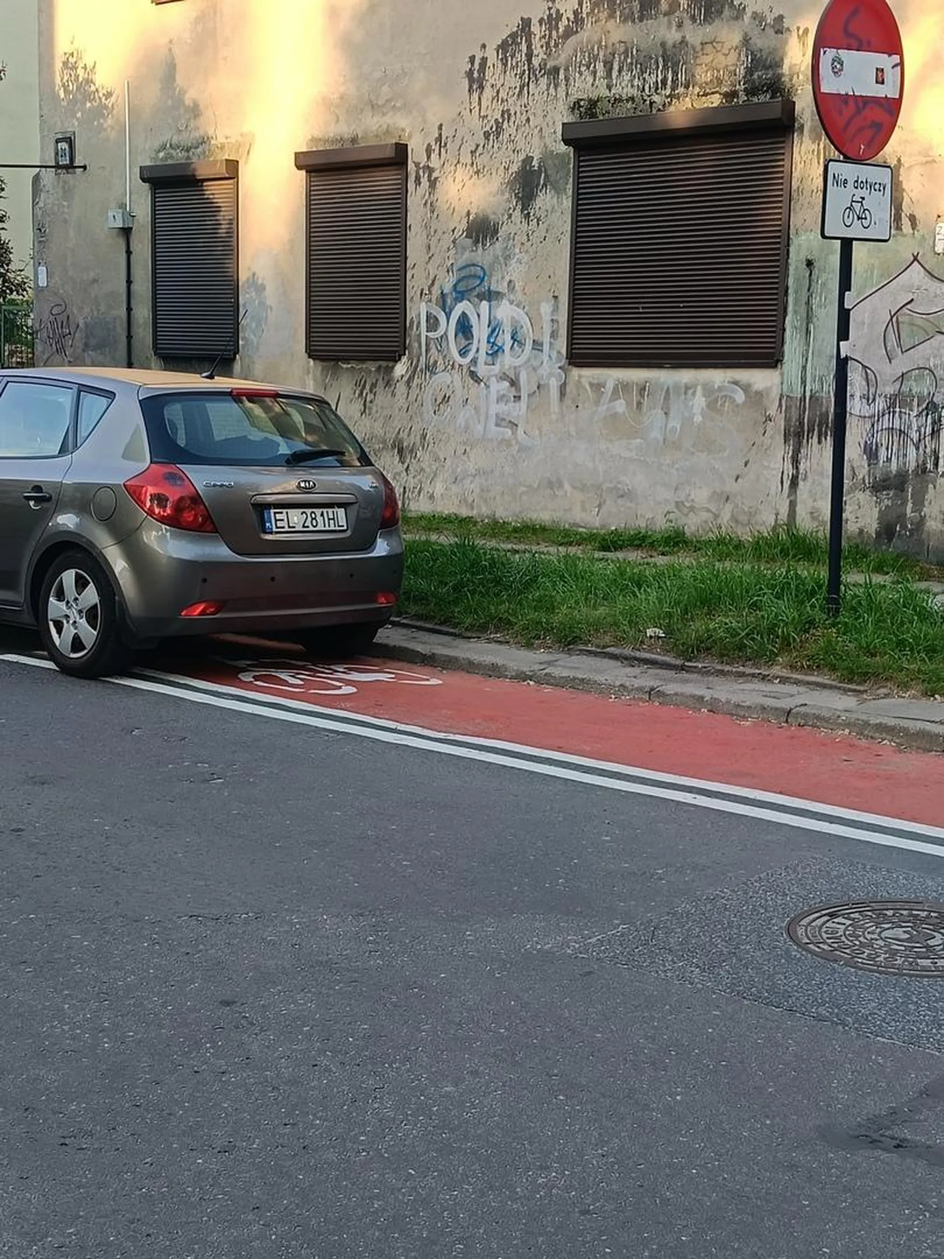 Nagminnie wjeżdża pod zakaz i parkuje na drodze rowerowej.