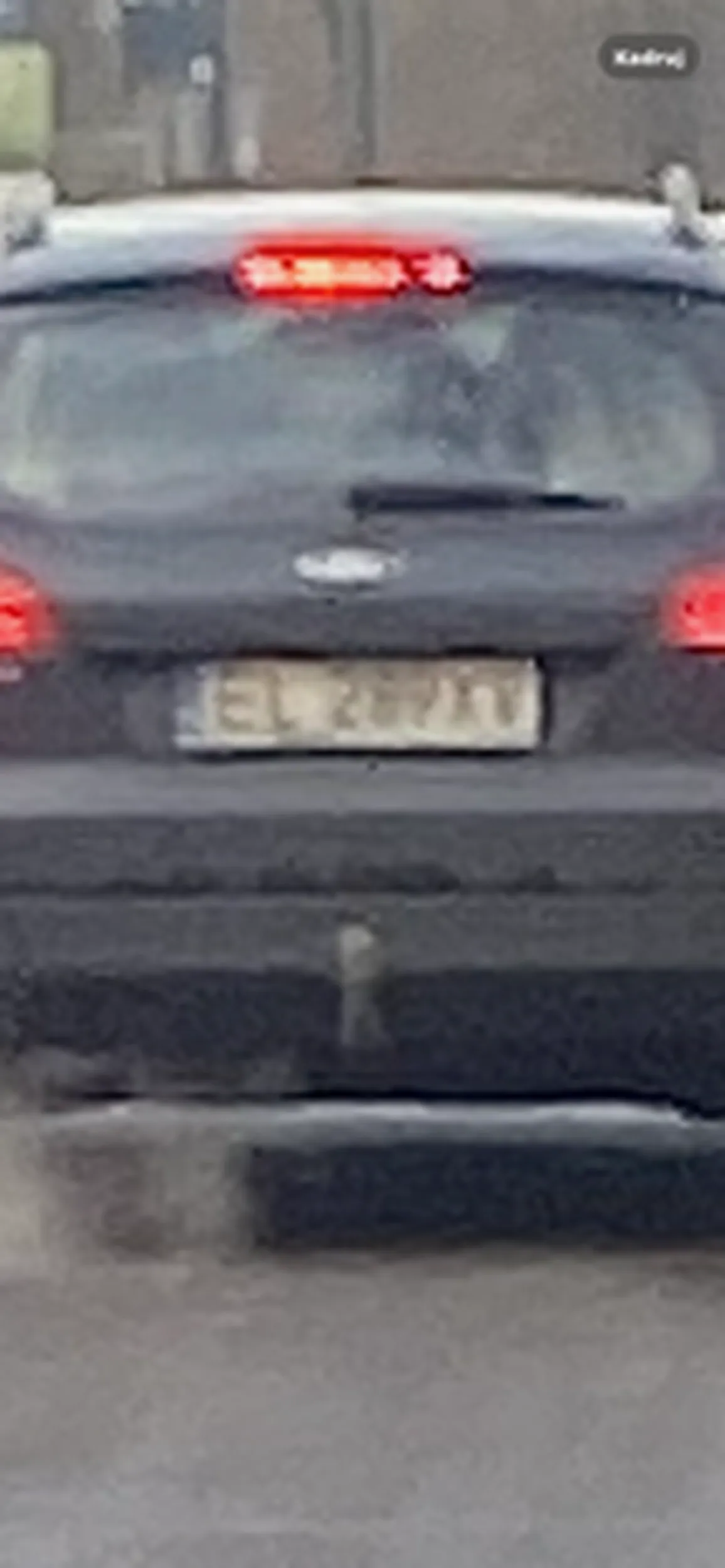 „Kolejny kierowca wjeżdża na odcinek objęty zakazem ruchu mimo wyraźnych barier i oznakowania. Remont trwa, pracownicy są na miejscu, a kierowcy i tak ignorują przepisy, stwarzając zagrożenie dla innych i dla osób pracujących na drodze.”