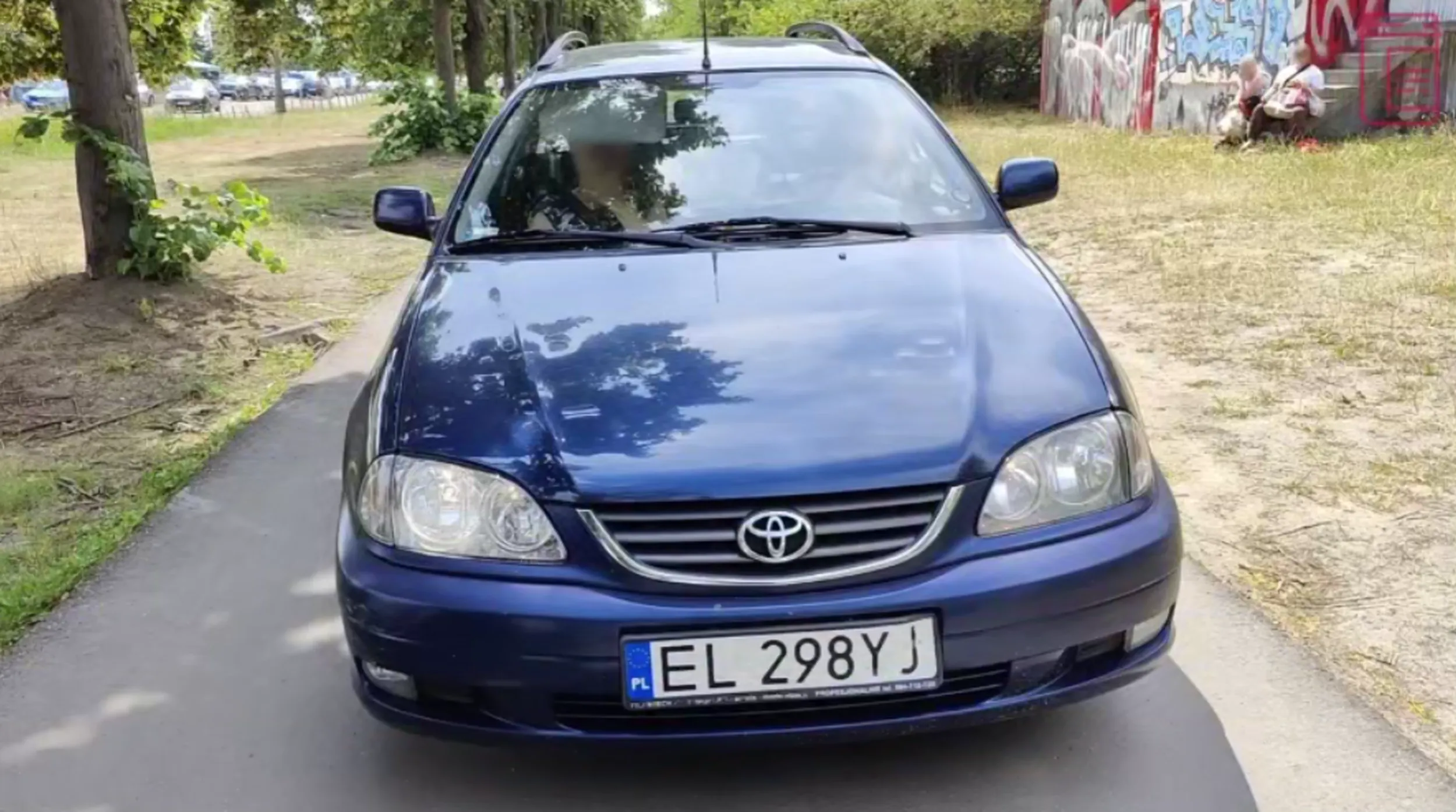 pojazd jezdzi po chodniku