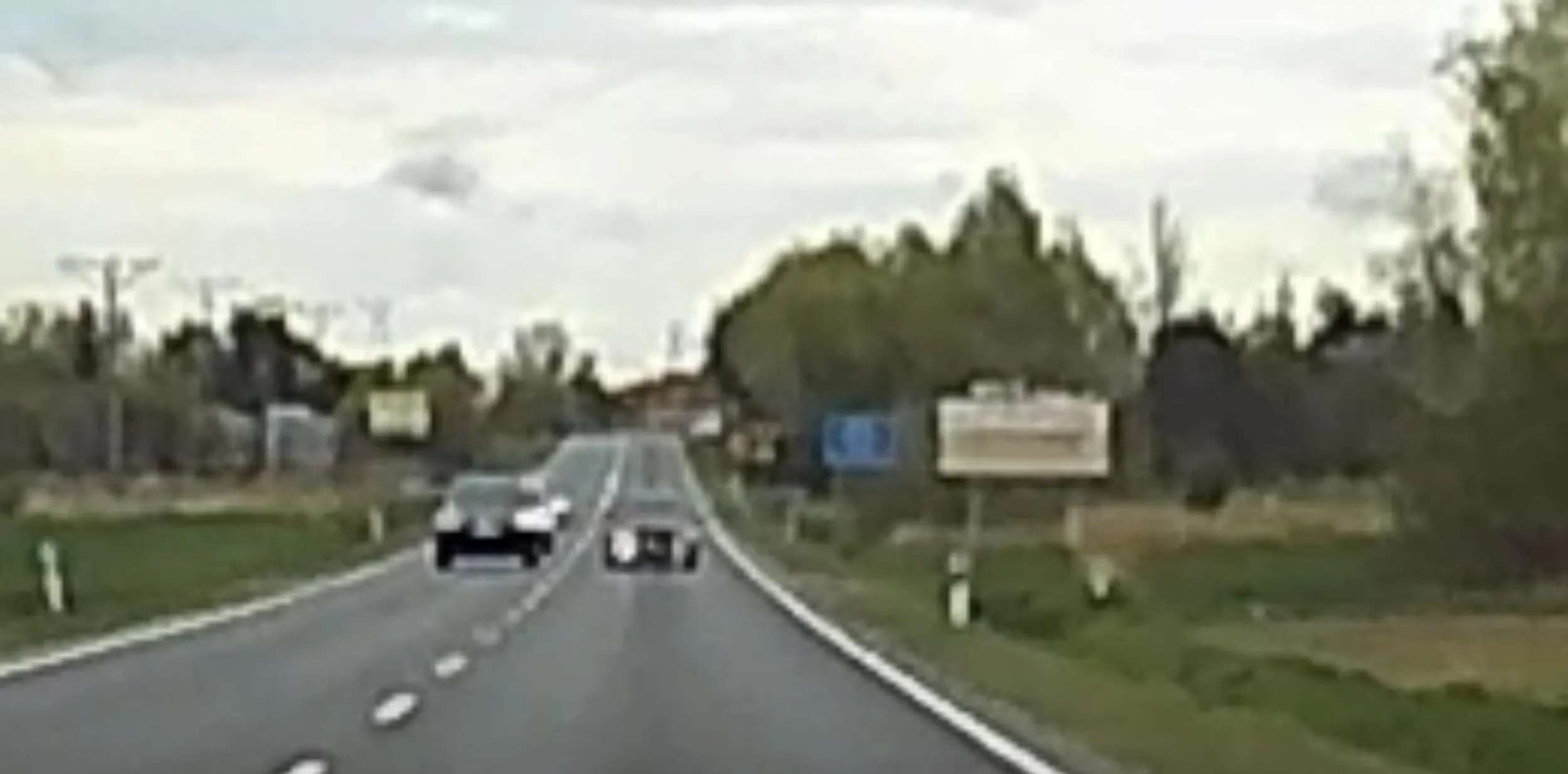 Nie potrafi oszacować czy ma miejsce do wyprzedzania kilku pojazdów, zmuszając tym samym do hamowania  jadących w przeciwnym kierunku, aby uniknąć tragedii.