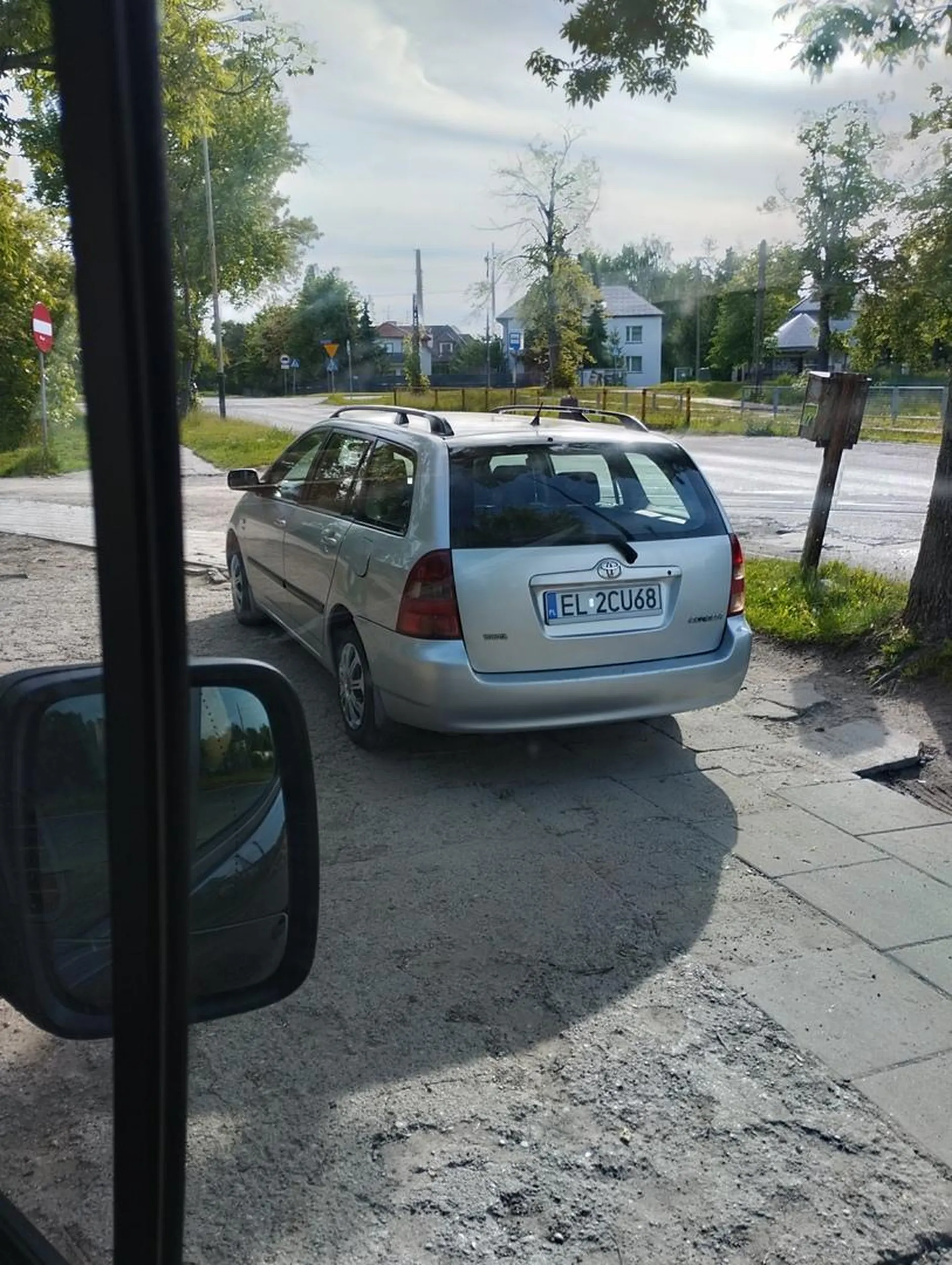 Facet wjeżdża z dużą prędkością  po chodniku, i staje na chodniku bo baba głodna i musi pilnie pod same drzwi żabki