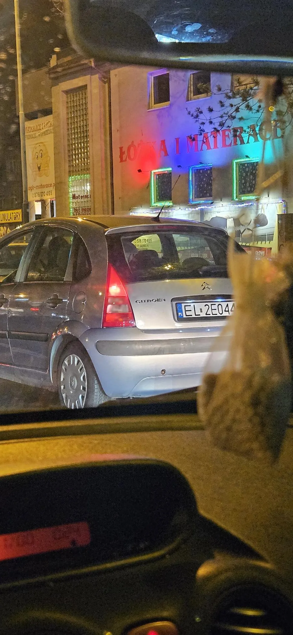 Koleżanko, rzucanie petów na drogę nie jest modne. Nie pozdrawiam