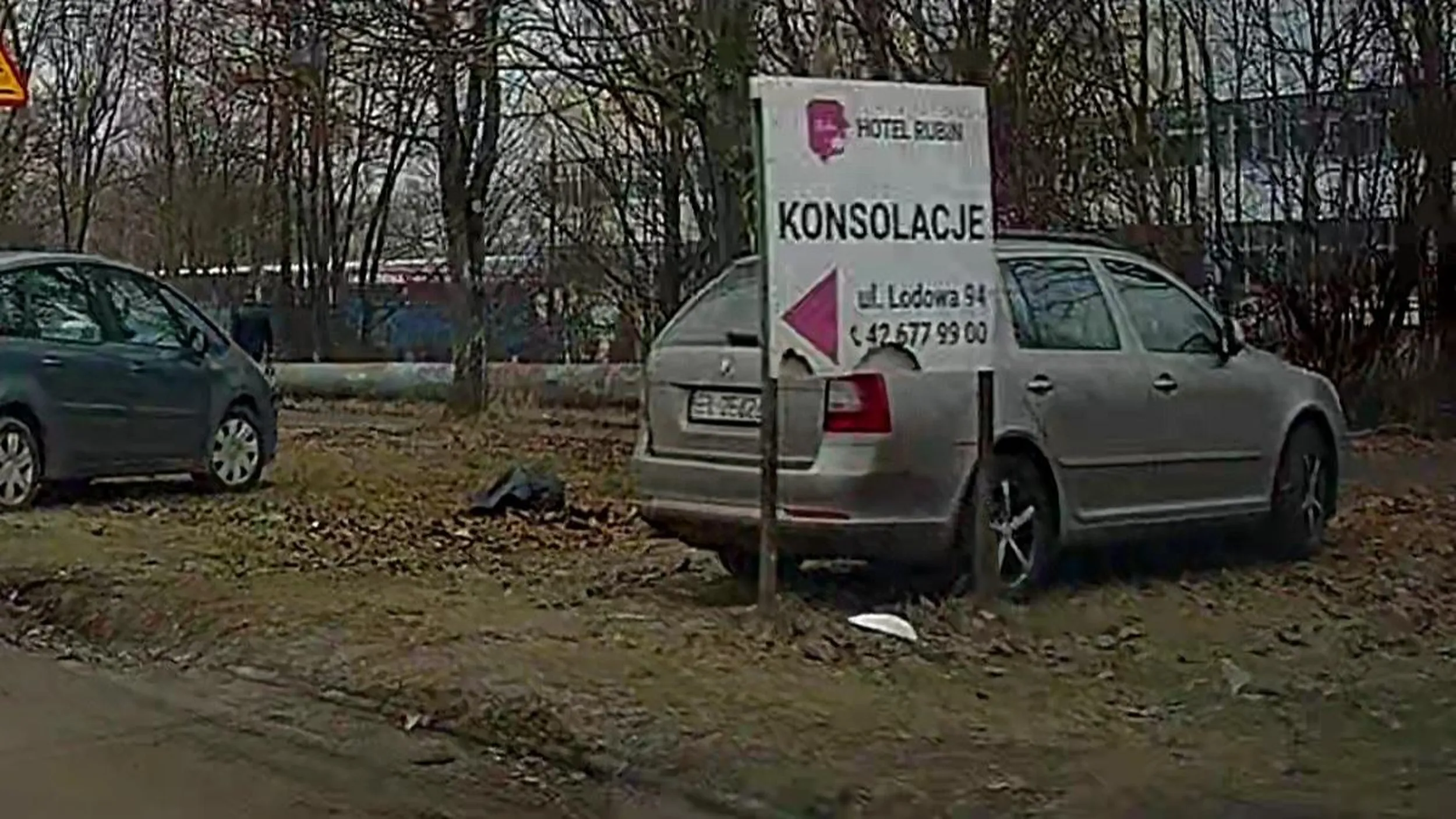 Rozjeżdża trawniki we własnym mieście