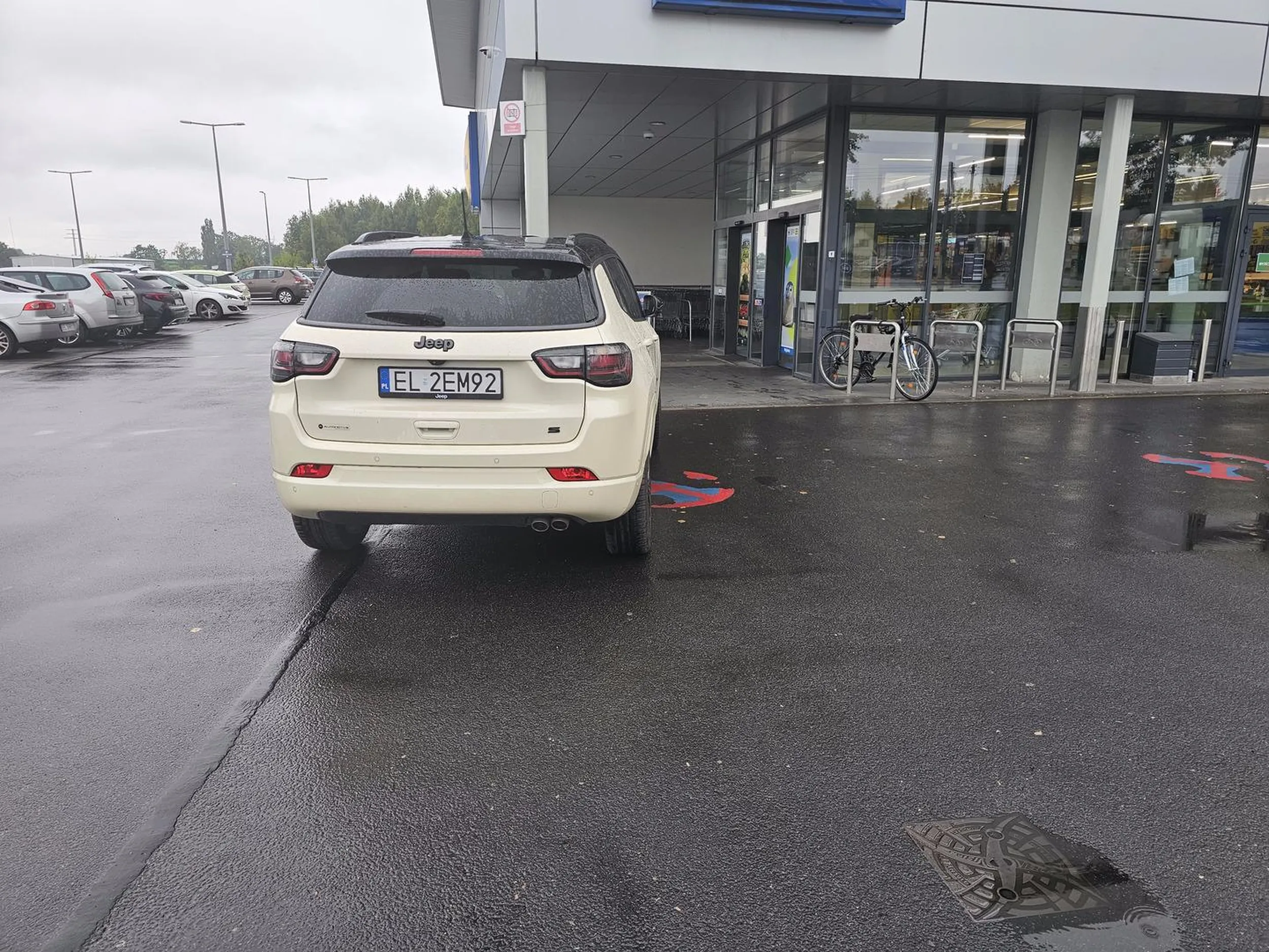 Cały parking pusty ale wygoda najwazniejsza.