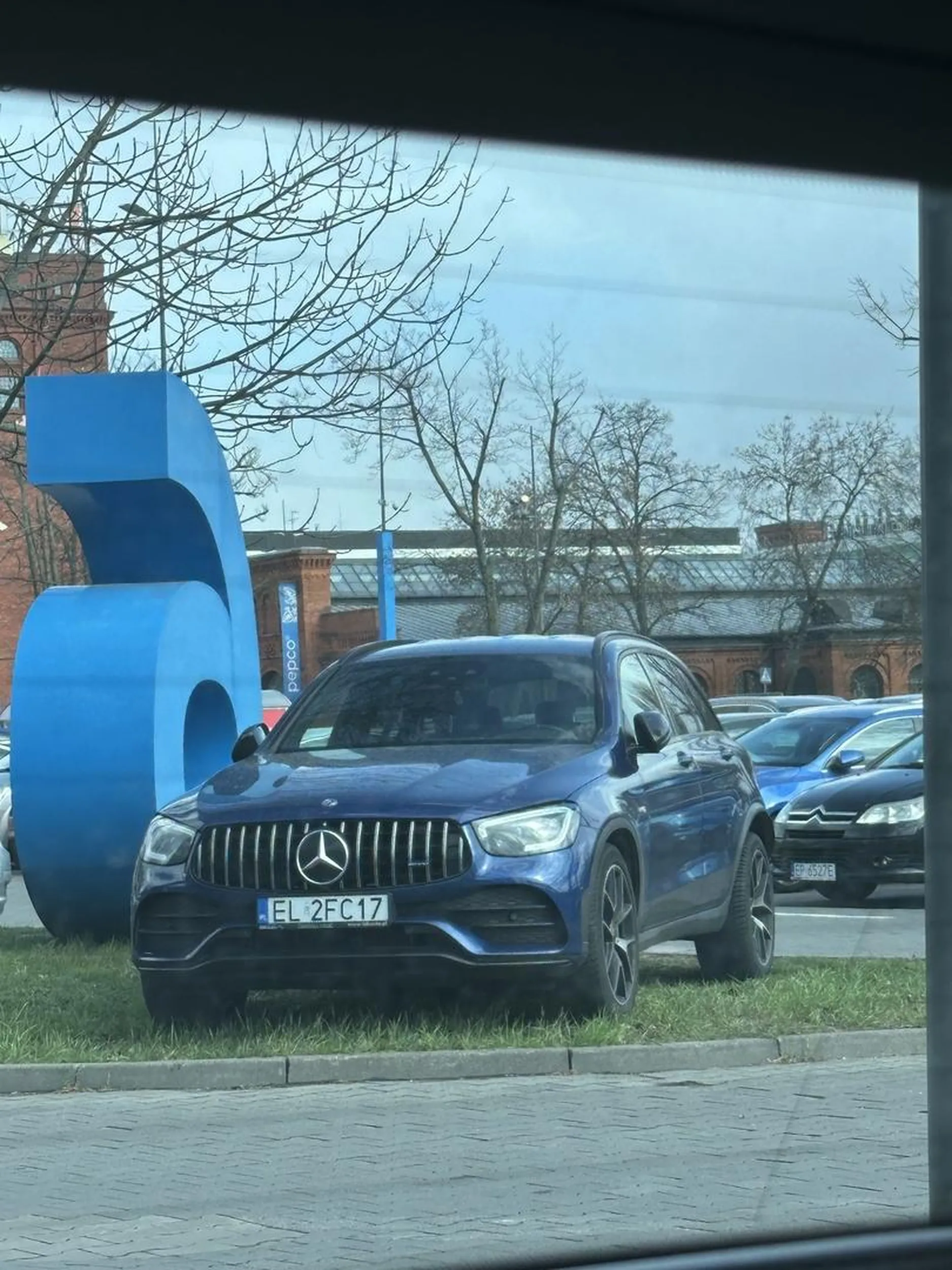 Panie miejsc jest setki, nie trzeba parkować na trawie