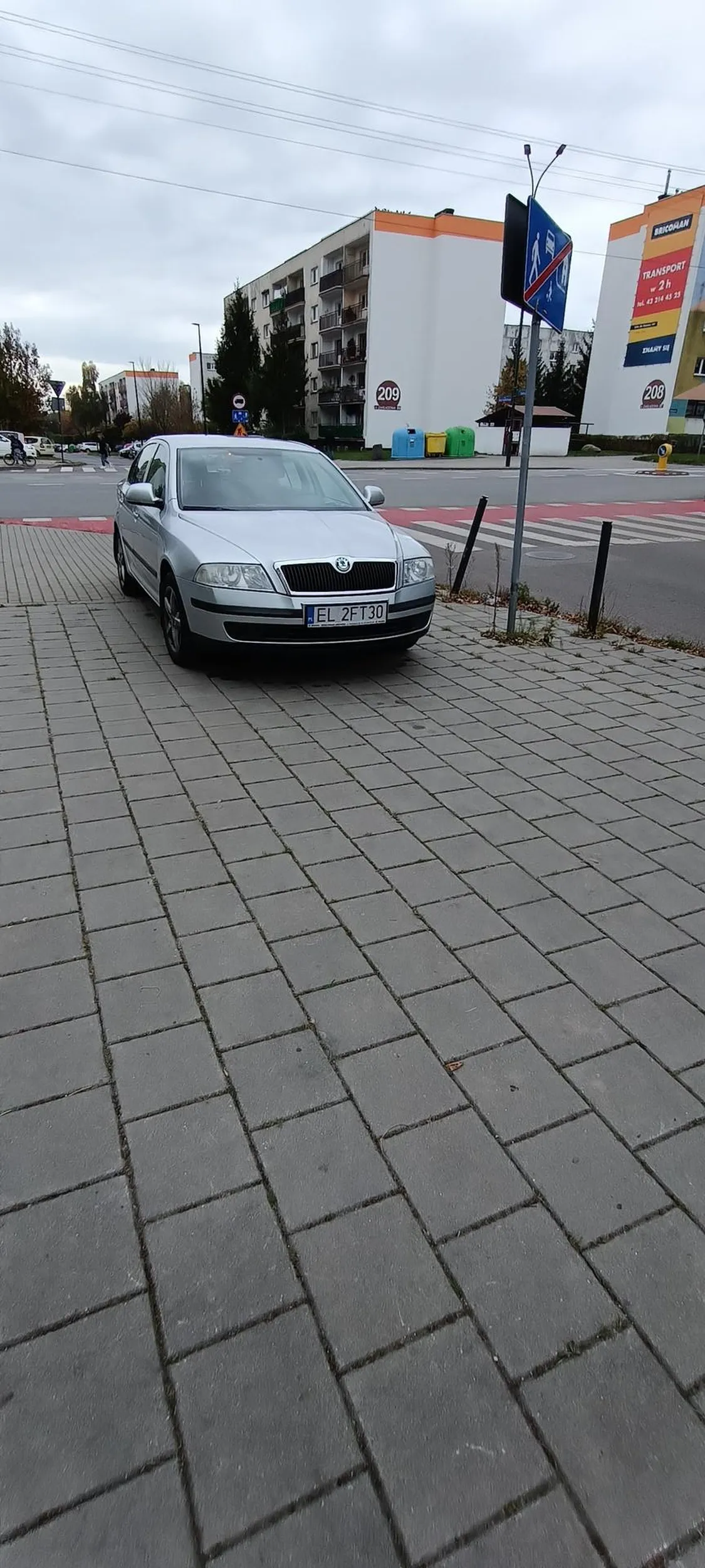 Dziadek jeździ po przejściu dla pieszych, po chodniku , parkuje na skrzyżowaniu i przejściu dla pieszych z ograniczając widoczność. Łódź Olechów