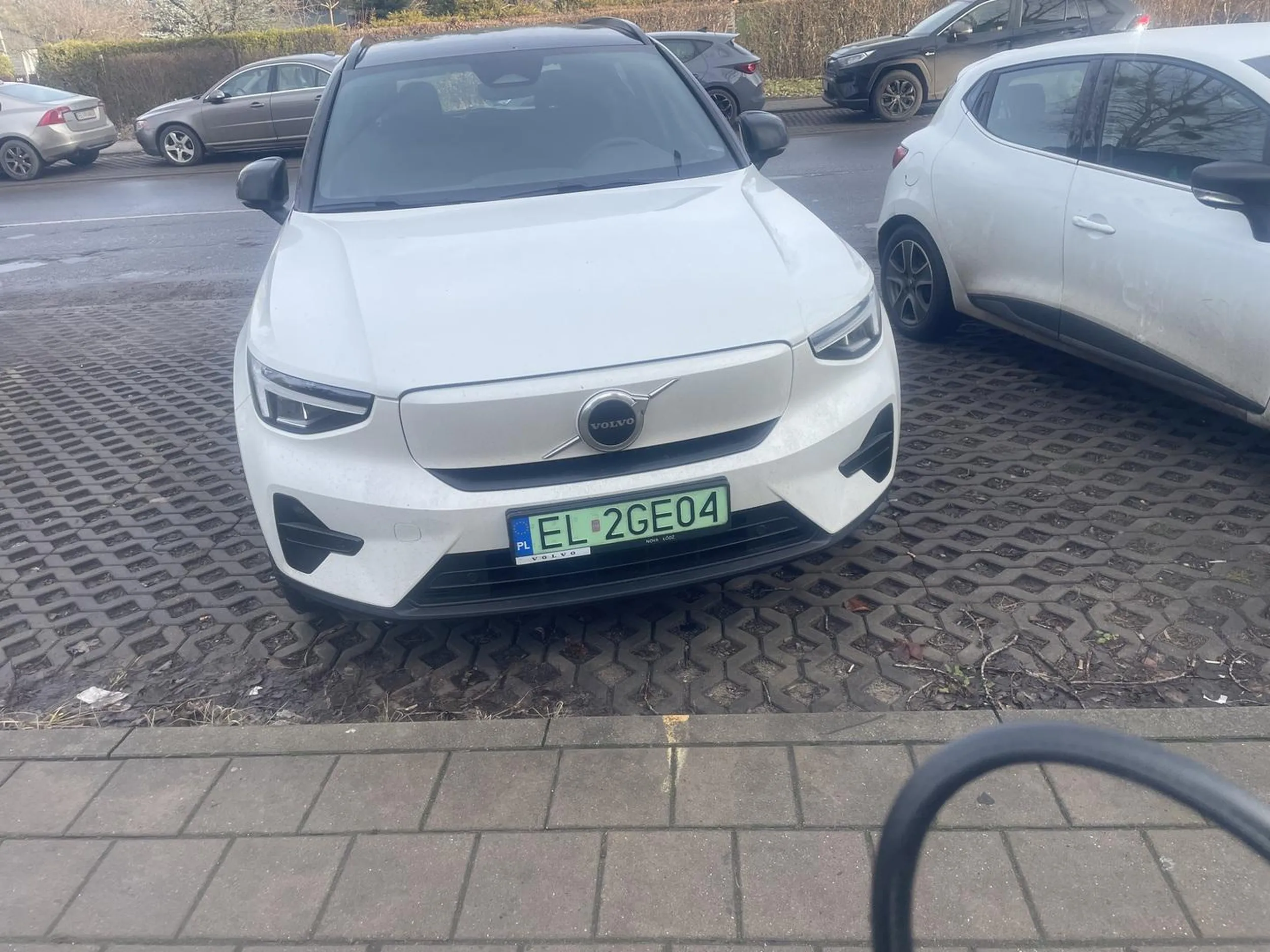 Udało Ci się zaparkować swoje auto pod szpitalem. Super, ale nie zajmuj  i umożliw zaparkowanie innym.