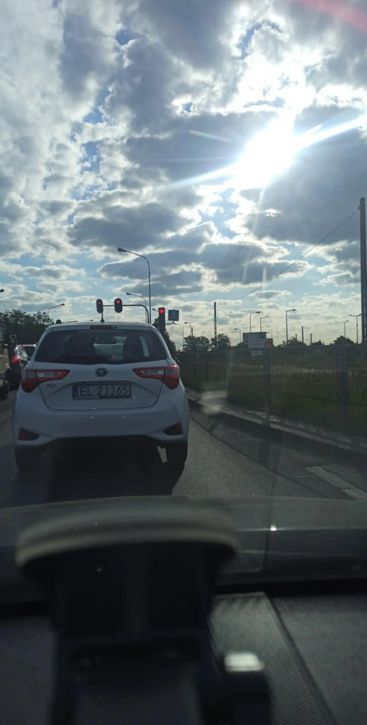 Zabrać Blondynie  prawo jazdy, zatrzymuje sie na drodze z pierwszeństwem na środku skrzyżowania żeby przepuścić 15 aut z drogi podporządkowanej , chwilę później robi to samo. Pusta Blondyna nie znająca przepisów Drogowych nie wyjeżdżaj na droge proszę ?‍♂️