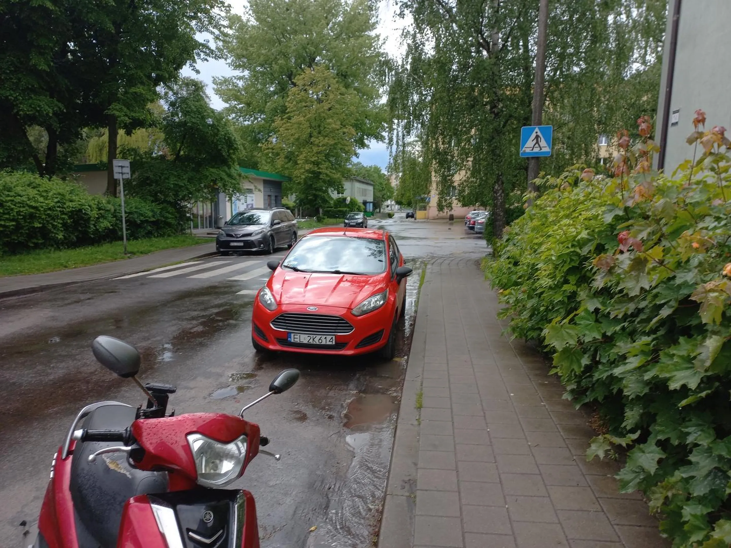 Pomyśl o bezpieczeństwie pieszych i nie parkuj przy przejściu