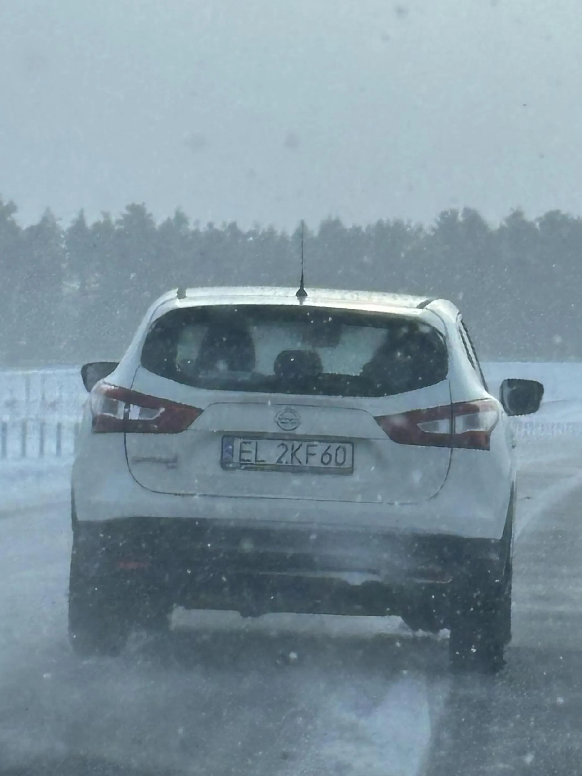Jedzie gość autostradą S7 w bardzo trudnych warunkach atmosferycznych. Pada śnieg, jest ślisko. Co chwilę bez sensu przyspiesza i gwałtownie hamuje. Nie da się go bezpiecznie wyminąć, bo nawierzchnia jest śliska. Zachowuje się kompletnie nierozsądnie i stwarza zagrożenie na drodze.