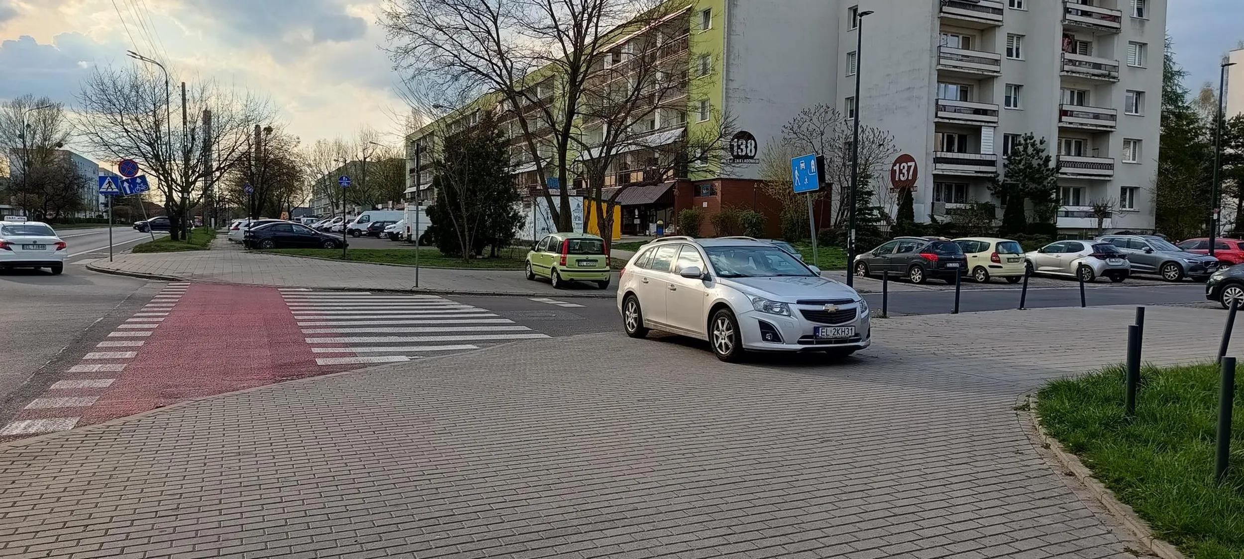 Kierowca tego samochodu, jeździ po chodniku, przez przejście dla pieszych, parkuję w obrębie skrzyżowania i przejścia na pieszych, ograniczając widoczność