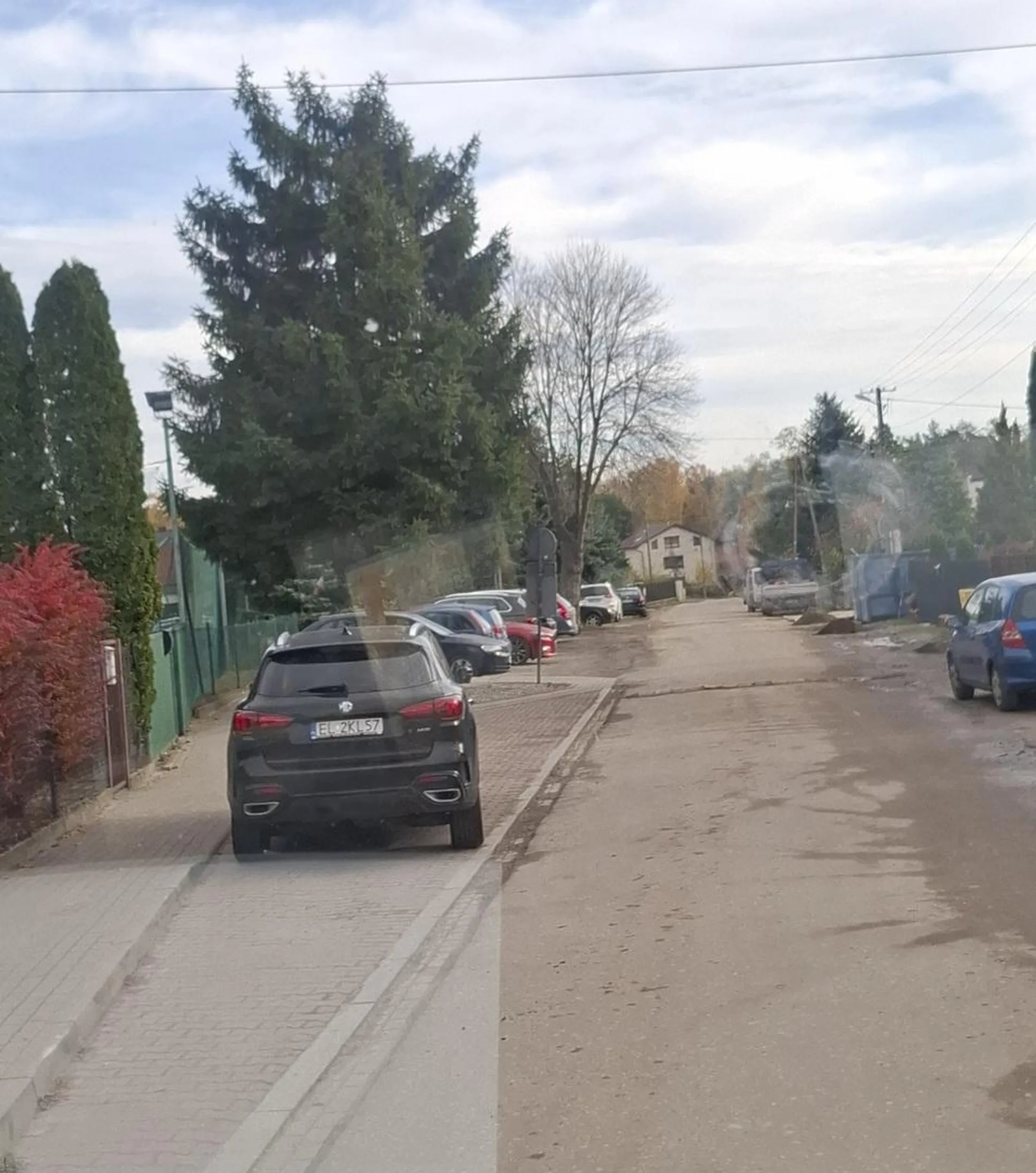 Typ se stoi na samym środku przystanku Big brain