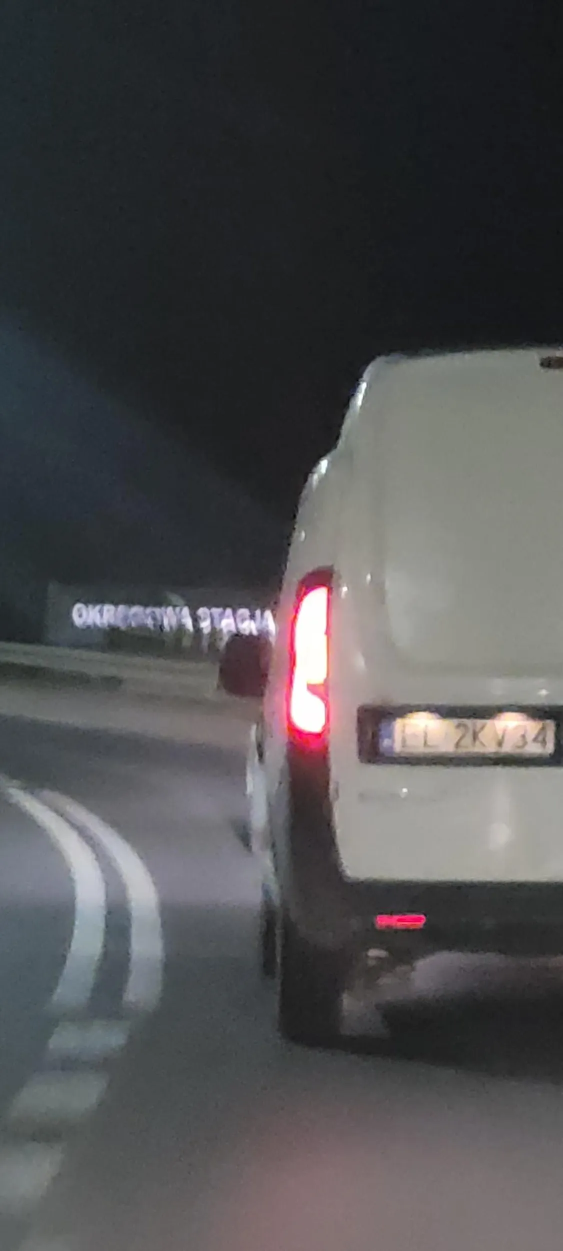 Wariat. Wyprzedza na trzeciego, podwójna ciągła, przejście dla pieszych i skrzyzowanie- tak, wszystko razem. Uważajcie, spycha z drogi