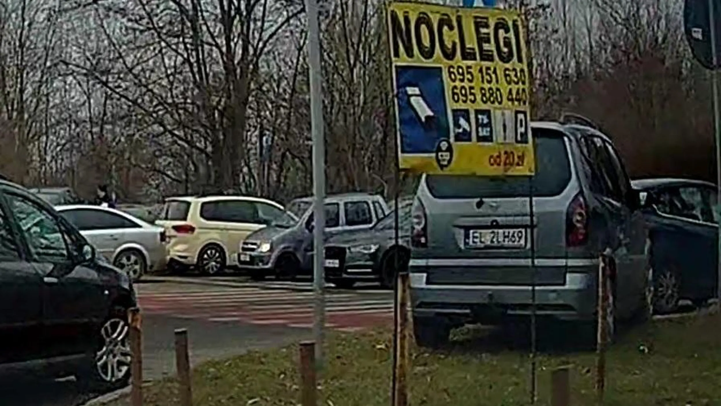 Rozjeżdża trawniki we własnym mieście