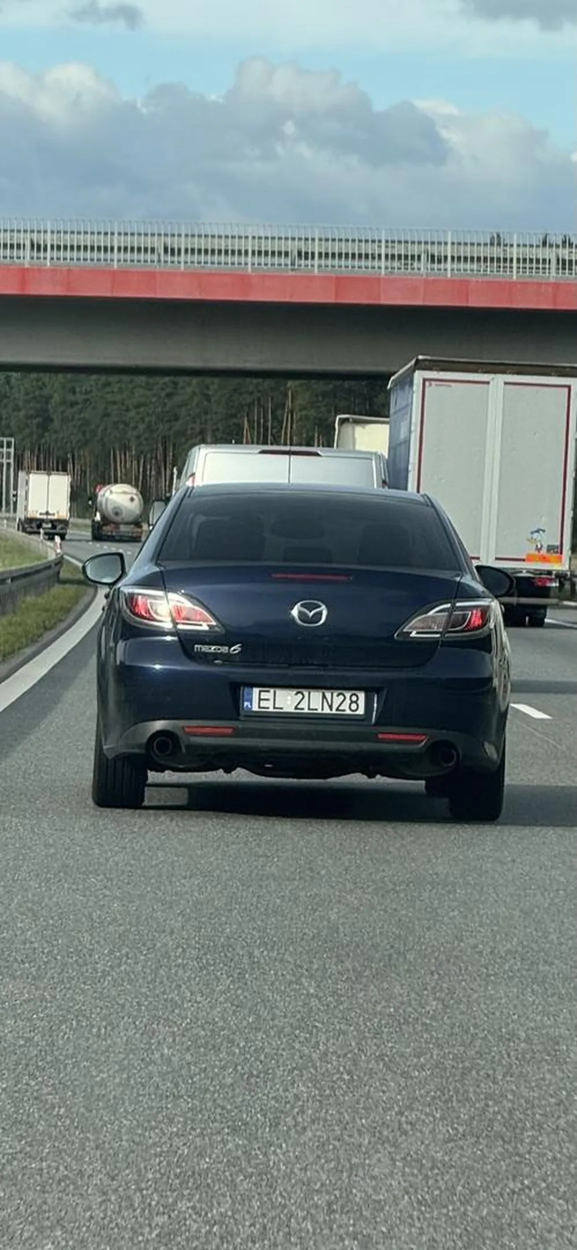 Styl jazdy kierowcy tego samochodu jest bardzo dobrą definicją słowa „agresja drogowa”. Jedzie na autostradzie długi sznur samochodów na lewym pasie, a kierowca powyższej mazdy ciągle dojeżdża bardzo blisko do samochodu poprzedzającego i liczy chyba, że ciężarówka kilka samochodów z przodu będzie szybciej wyprzedzała. Człowieku władujesz się kiedyś w tył jakiegoś samochodu przez takie zagrywki i jedyne co osiągniesz to kolizje kilku samochodów. Poza tym Twoja jazda jest niekonsekwentna, długo jechałem za Tobą, miałeś wiele okazji aby zmienić pas na prawy a i tak zostawałeś na lewym, chyba przyznasz, że to zachowanie jest trochę hipokrytyczne, prawda? Ponadto taki z Ciebie wielce poprawny kierowca, a gdy zjechałem na lewy pas i zacząłem wyprzedzać ciężarówke która była przed nami, to zajechałeś mi drogę i zmusiłeś do hamowania, a miałeś kupę czasu na rozpoczęcie manewru. Na przyszłość myśl proszę o innych uczestnikach ruchu drogowego i zabieraj mózg z domu na wycieczkę samochodową, a św