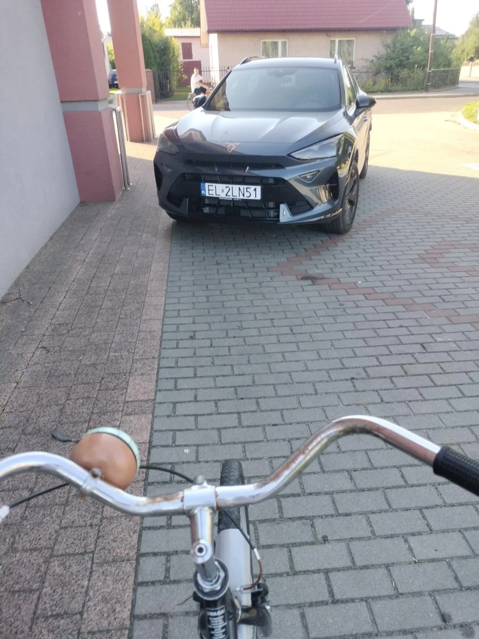 Głupia cipa poszła do sklepu i zostawiła uruchomionych silnik w samochodzie