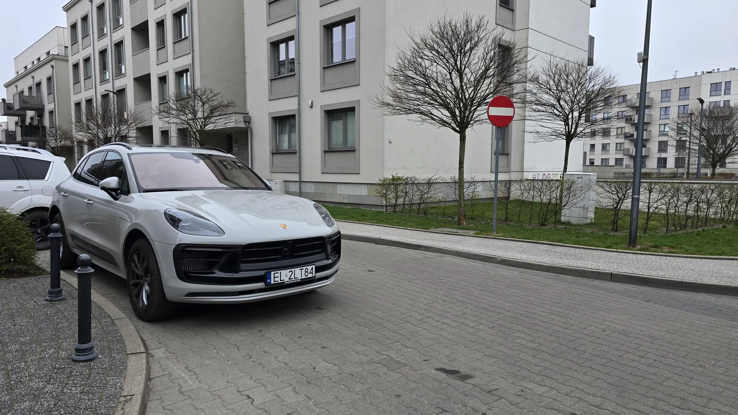 W strefie zamieszkania parkujemy tylko na wyznaczonych miejscach :)