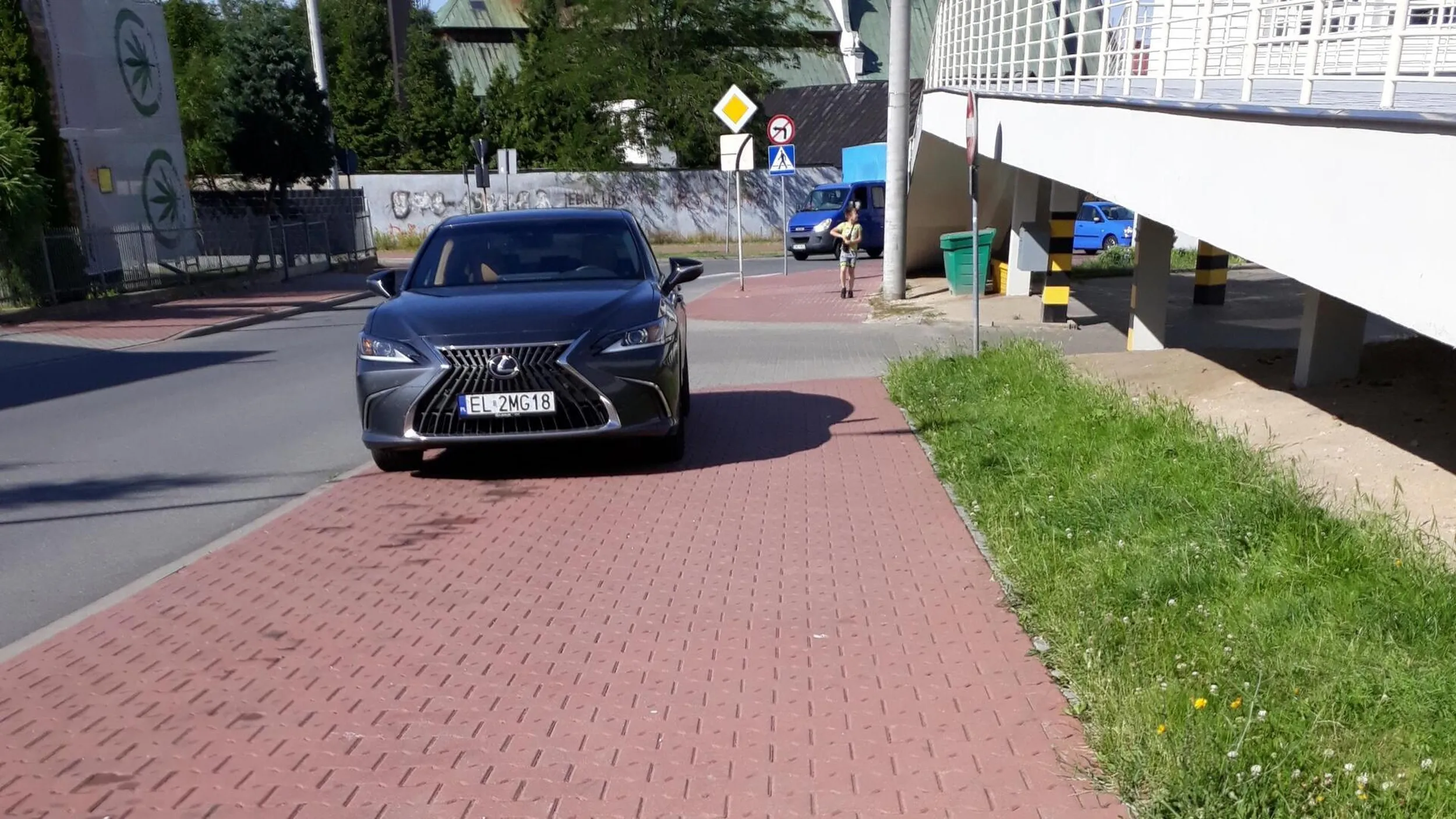 Parkowanie na chodniku, pod prąd, bo po właściwej prawej stronie był zakaz zatrzymywania :)