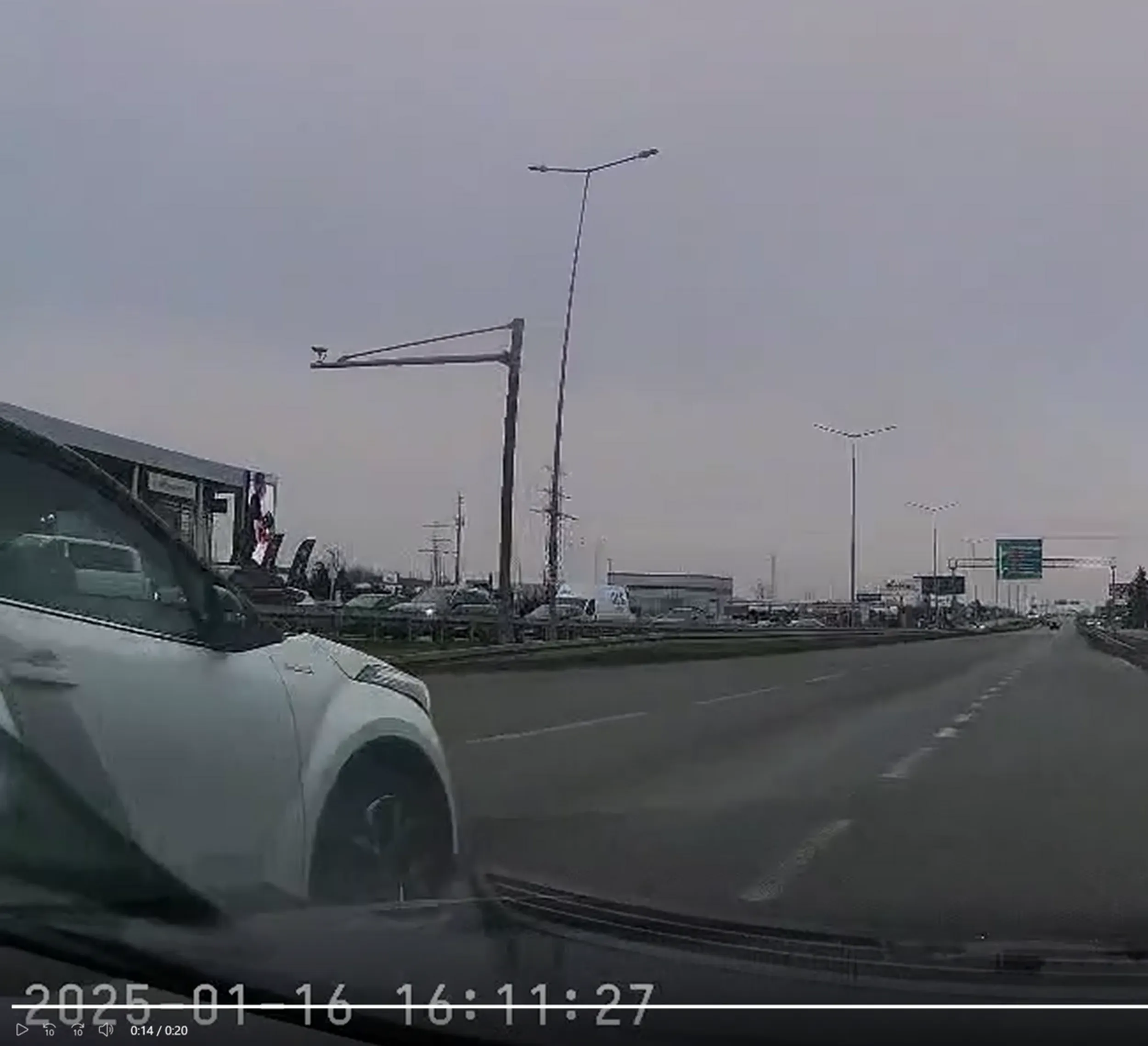 Prawo jazdy w Laysach znalezione. Podczas skrętu z lewego pasa w lewo - wjechała na mój prawy pas. Gdyby nie moja reakcja i dodatkowe miejsce przy przystanku, była by kolizja. Później przy wjeździe na autostradę nie potrafiła przeczytać znaków i dwa razy zmieniała pas POMIMO że jasno było pokazane że zwężenie jest do prawej xD