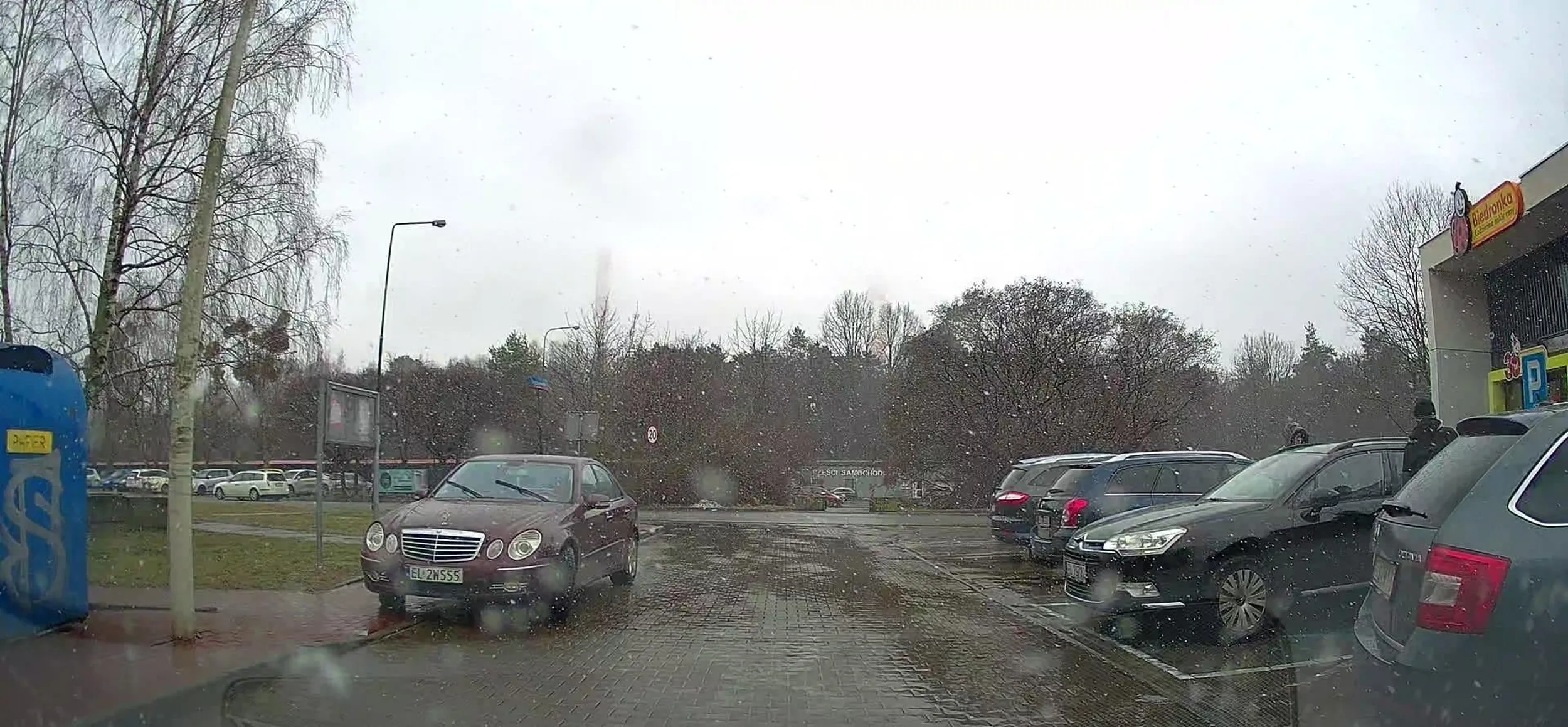 parkowanie na chodniku w miejscu niezyznaczonym w strefie zamieszkania