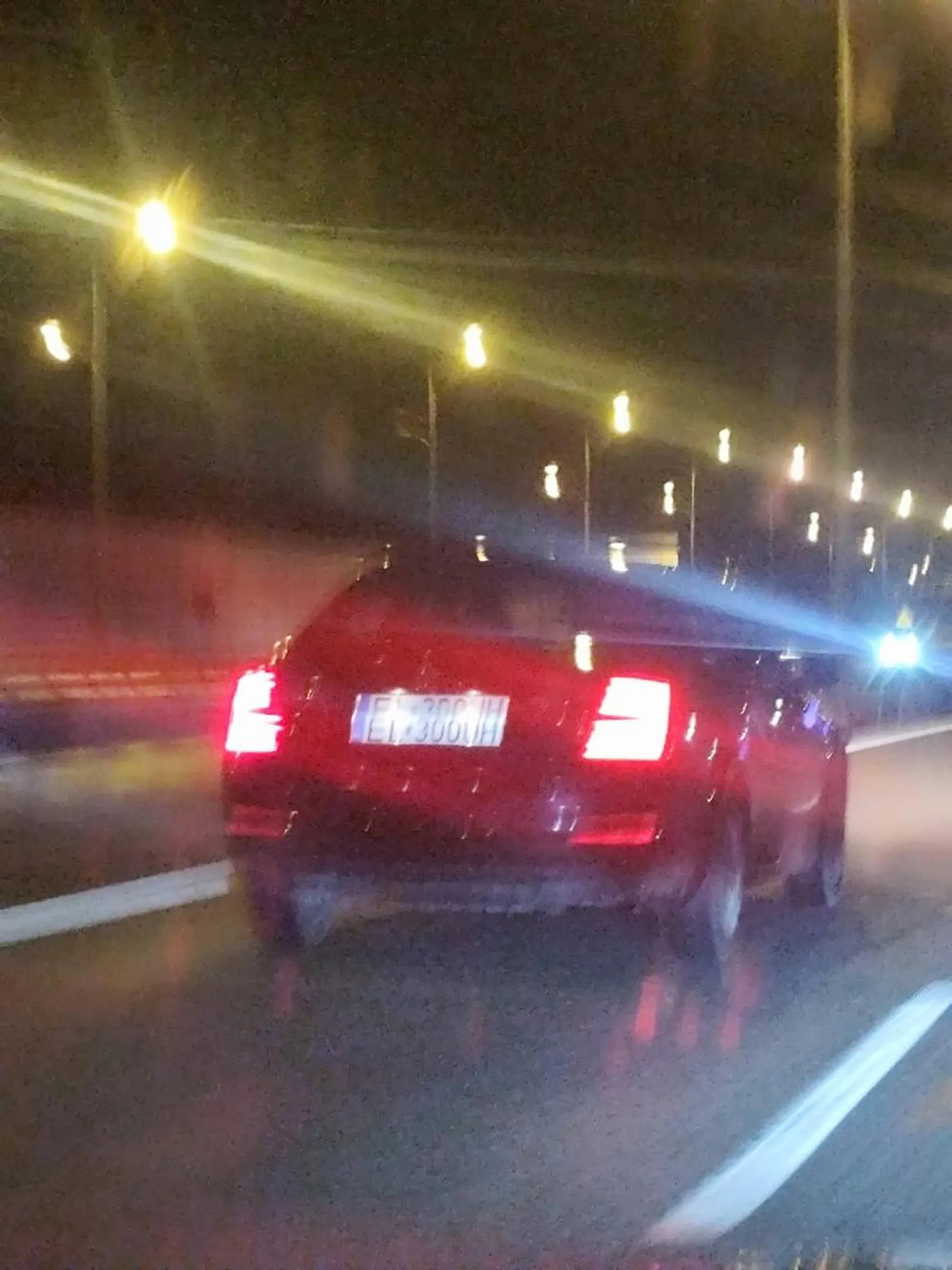 Kierowca jadąc z o wiele większą prędkością zajeżdża drogę, bądź jadąc z Tyłu włącza sygnały policyjne. W Miejscowości Ustroń, woj. Śląskie zgłoszono na komisariat policji. Pani z Dyżurki potwierdziła przypuszczenia że kierowca jest znany. Akurat jak podjeżdżałem pod dom patrol już gnał w kierunku Kozakowic woj. Śląskie  ( ja będąc na łączach z KPP Ustroń potwierdziłem przypuszczenia że kierowca jest znany policji.