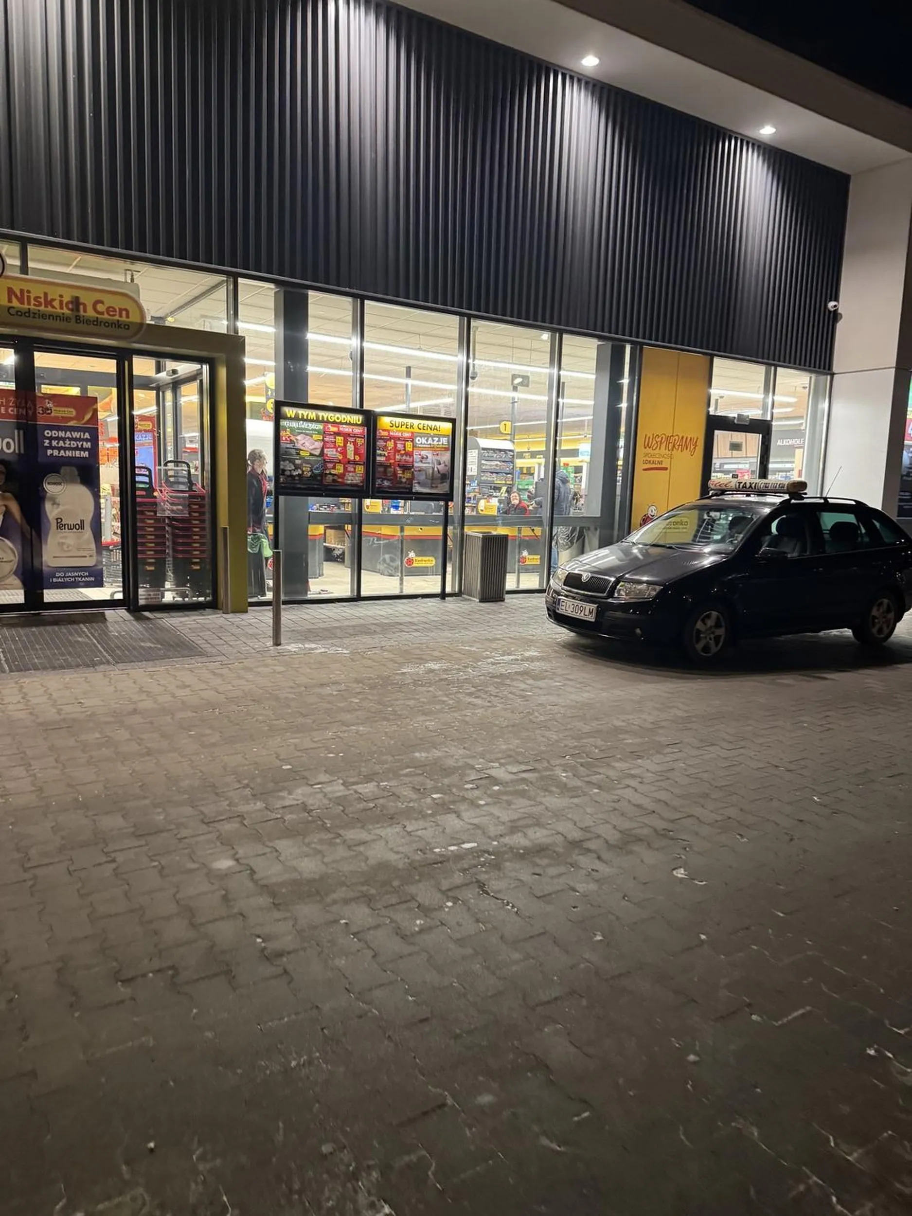 Złotówa książe może niech do sklepu odrazu wjedzie. Nie jest to jednorazowa sytuacja tylko prawie codziennie. Brak mi slow