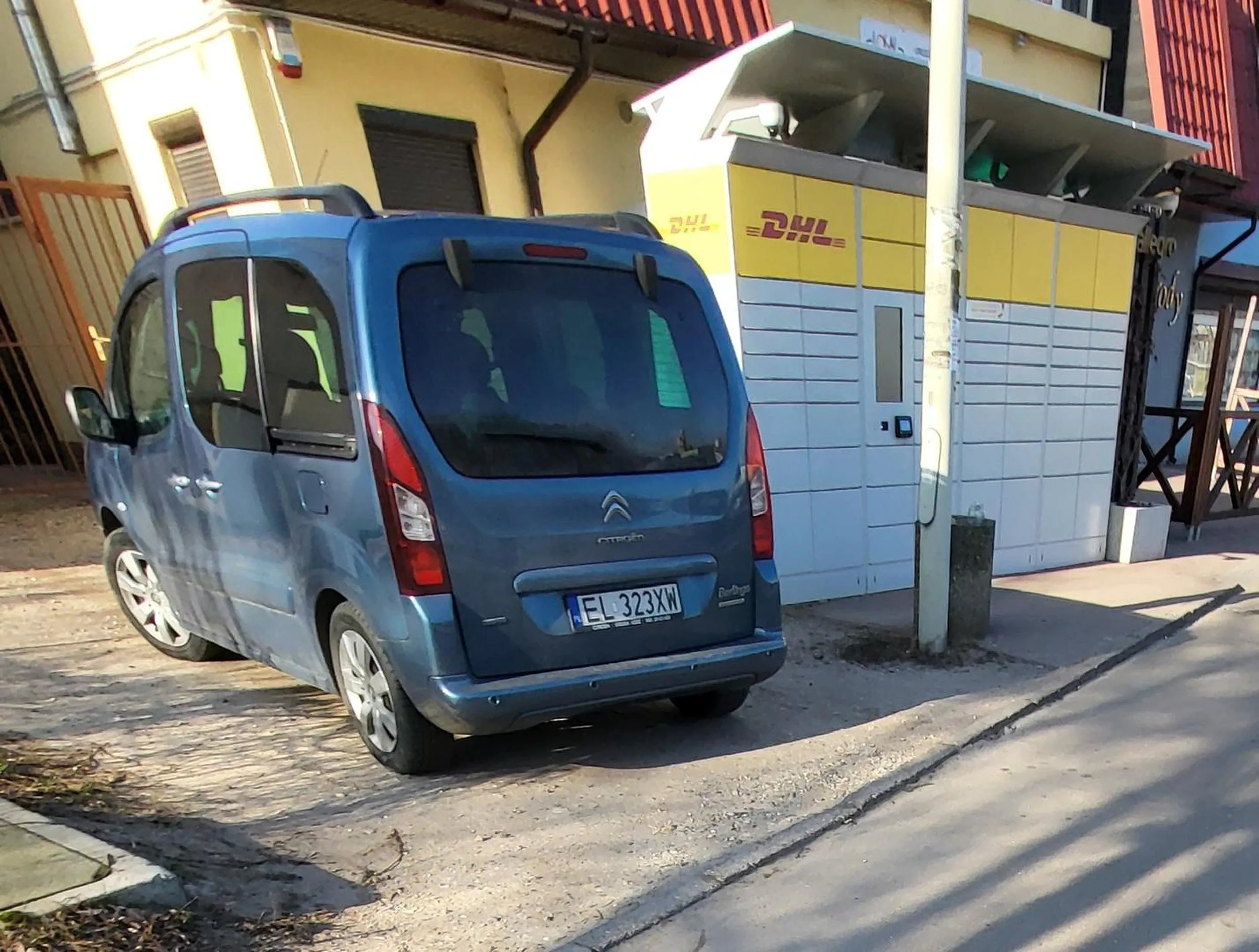 Wjeżdża śmiało pod prąd na jednokierunkowej, bo paczuszkę trzeba odebrać ale niestety nie może znaleźć pakomatu DPD xD