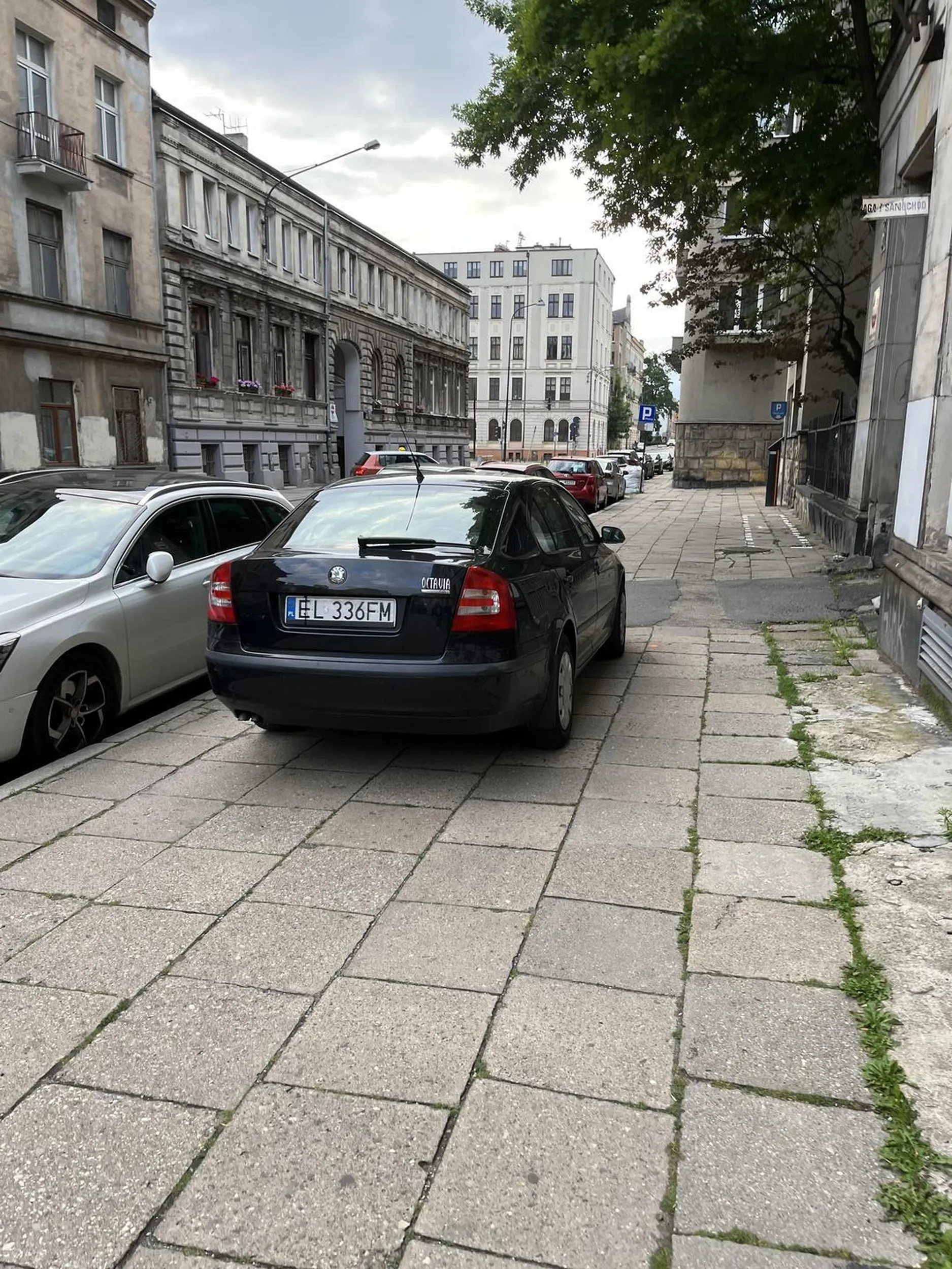 Parkuje nielegalnie poza strefą parkowania i na chodniku